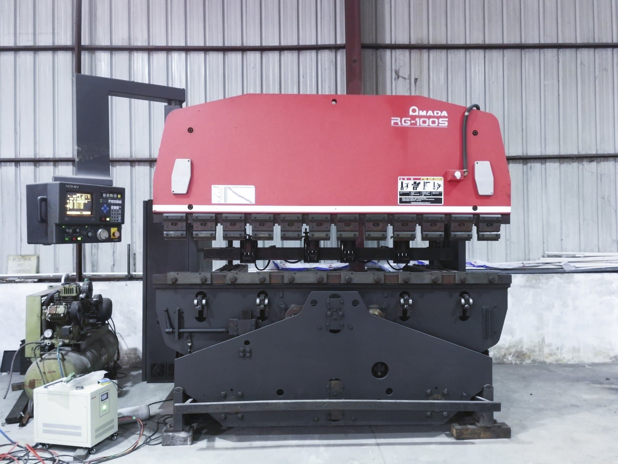 Frontansicht der AMADA RG-100S Maschine