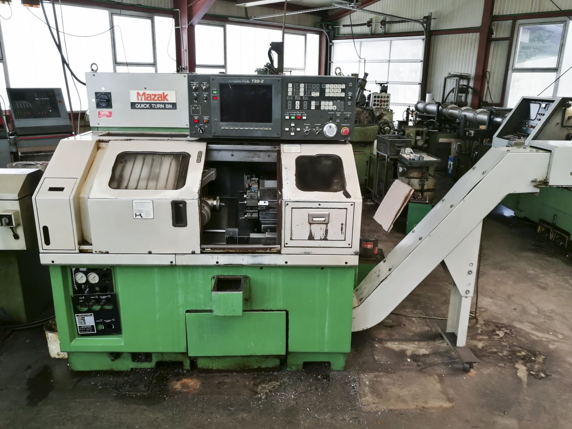 Frontansicht der Mazak Quick Turn 8N Maschine