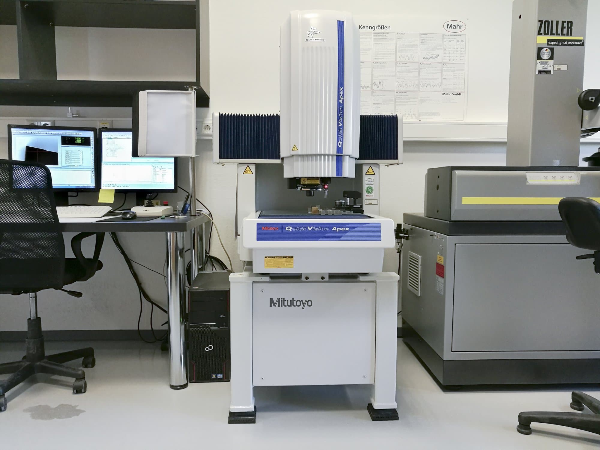 Frontansicht der Mitutoyo QVT1-X302PIL-C Maschine