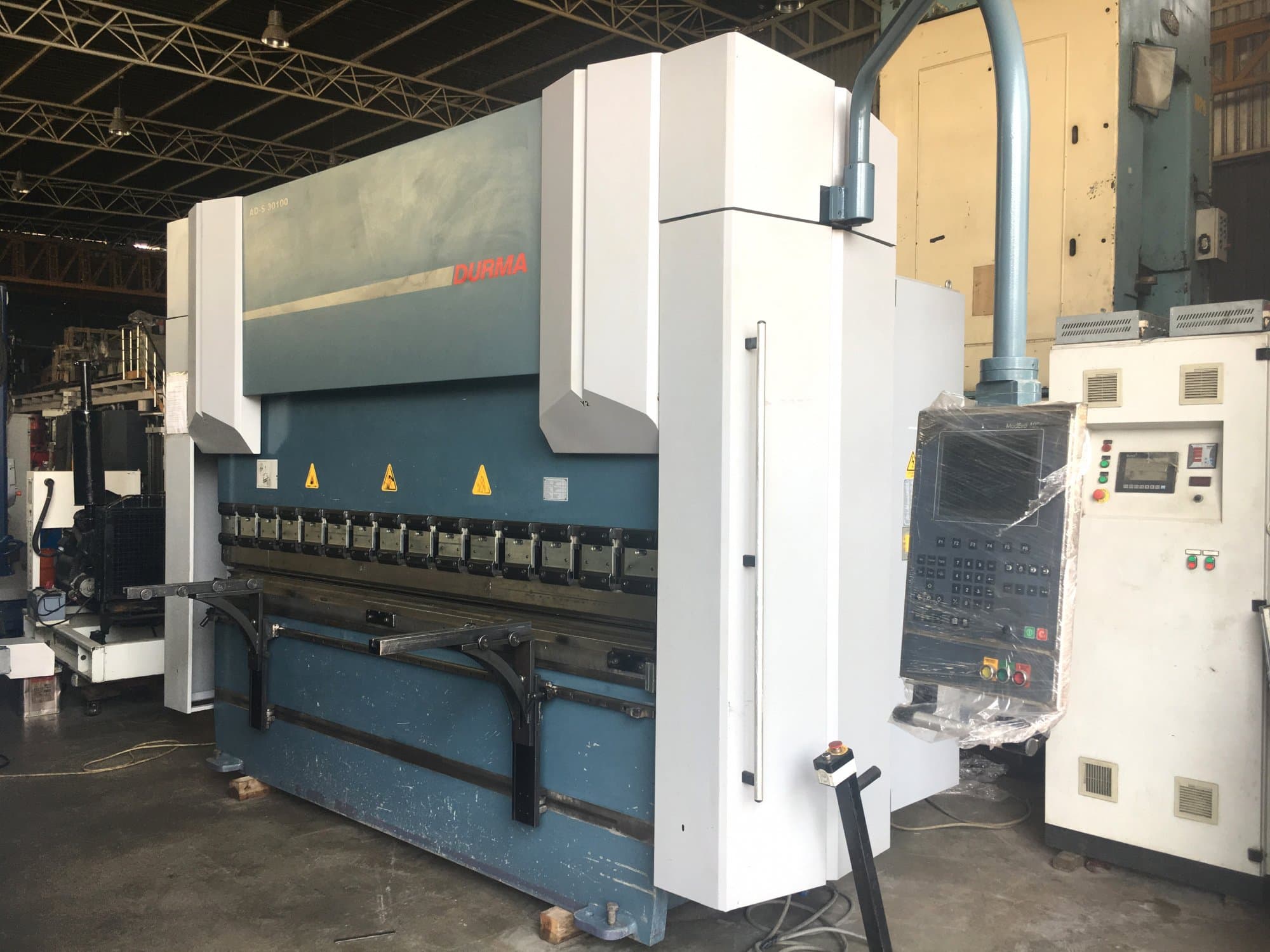 Rechte Ansicht der Durma AD-S 30100 Maschine