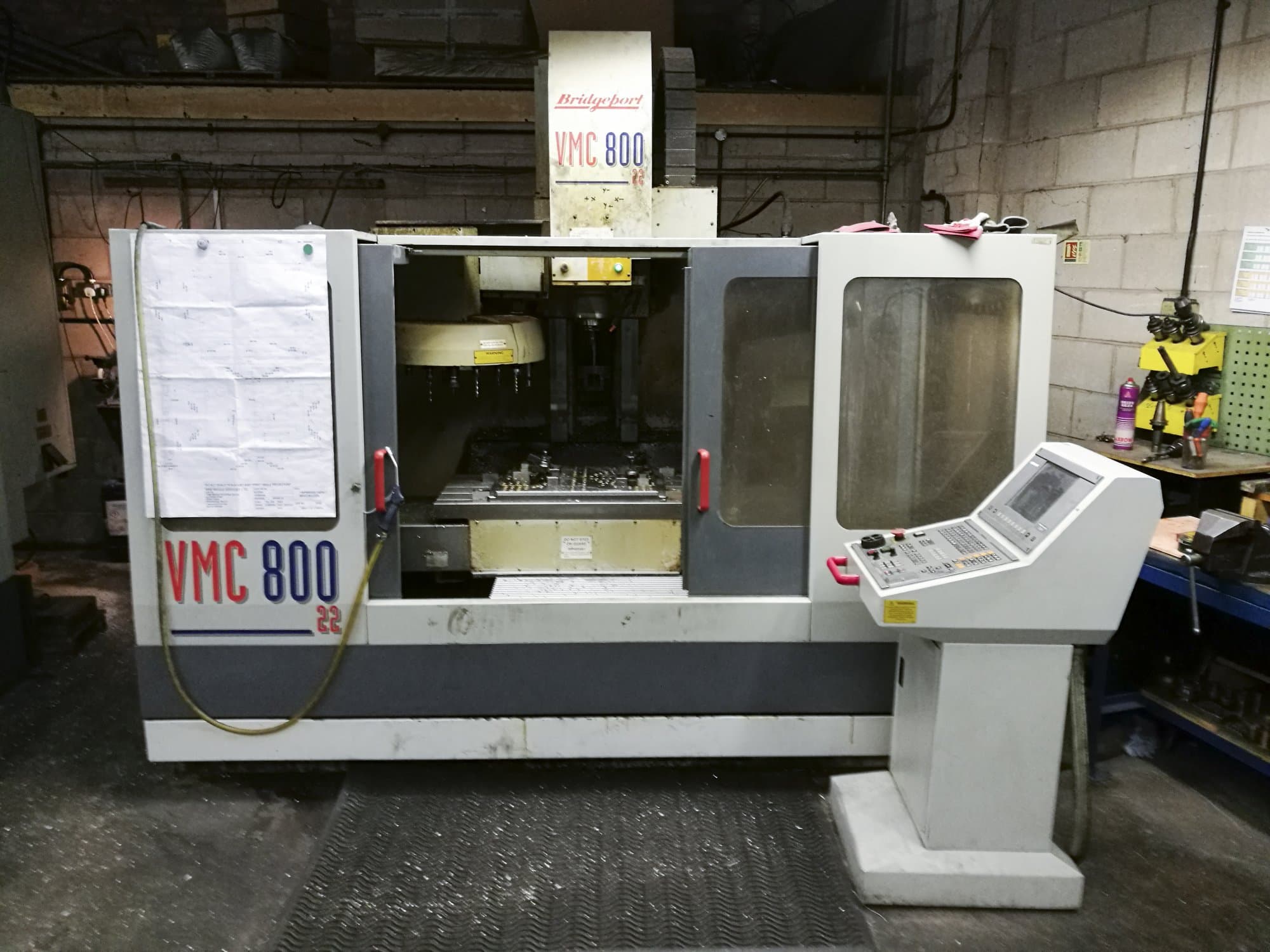 Frontansicht der Bridgeport VMC 800.22 Maschine
