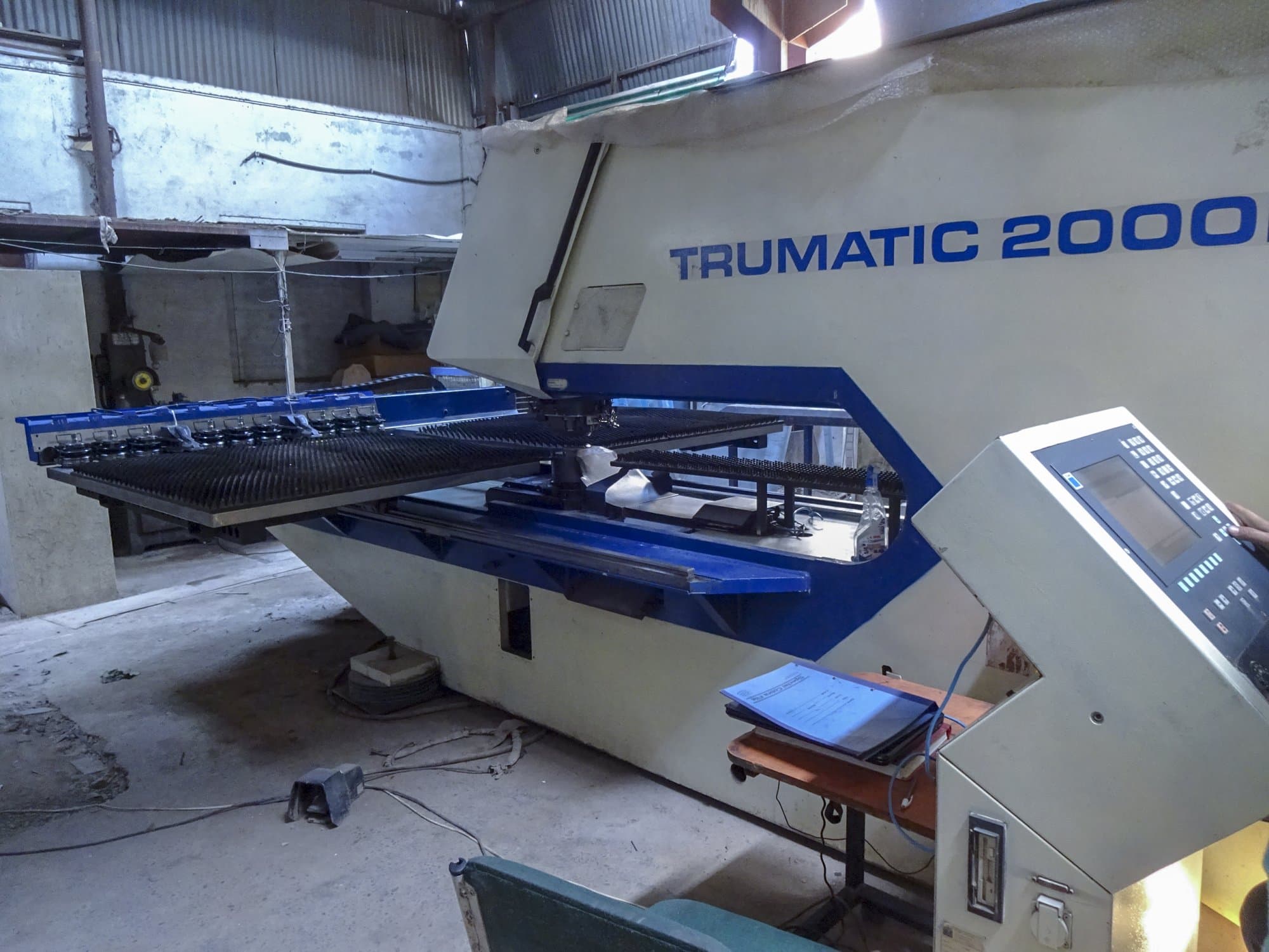 Frontansicht der Trumpf Trumatic 2000 R Maschine