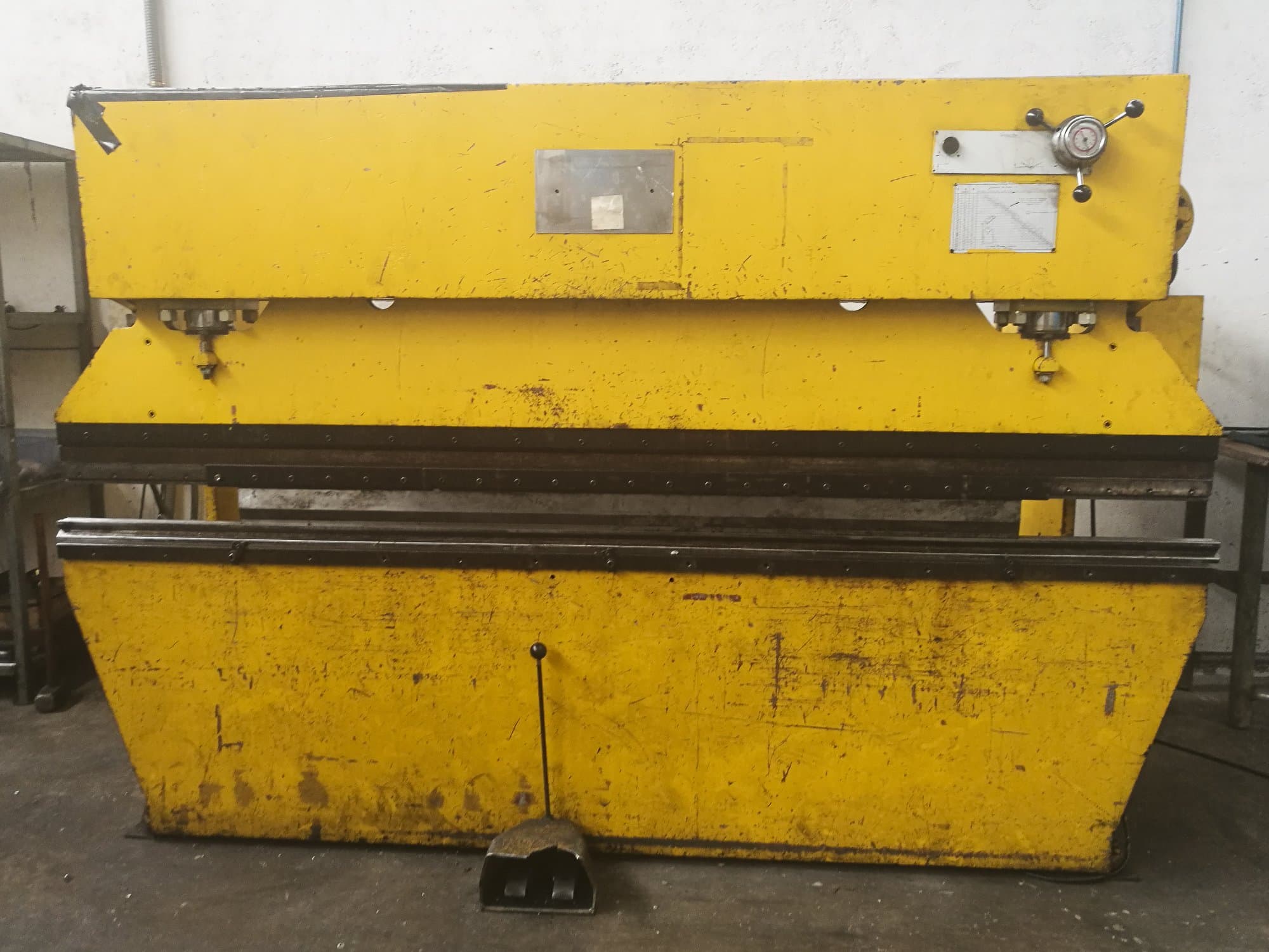 Frontansicht der Ajial 75 Tn Maschine