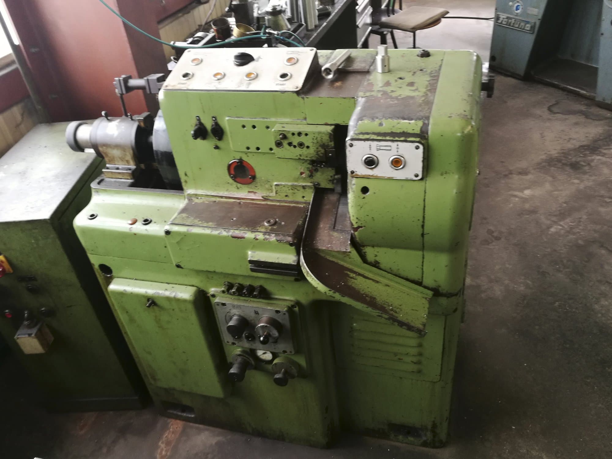 Frontansicht der Hahn+Kolb Tornomat 2-672 Maschine