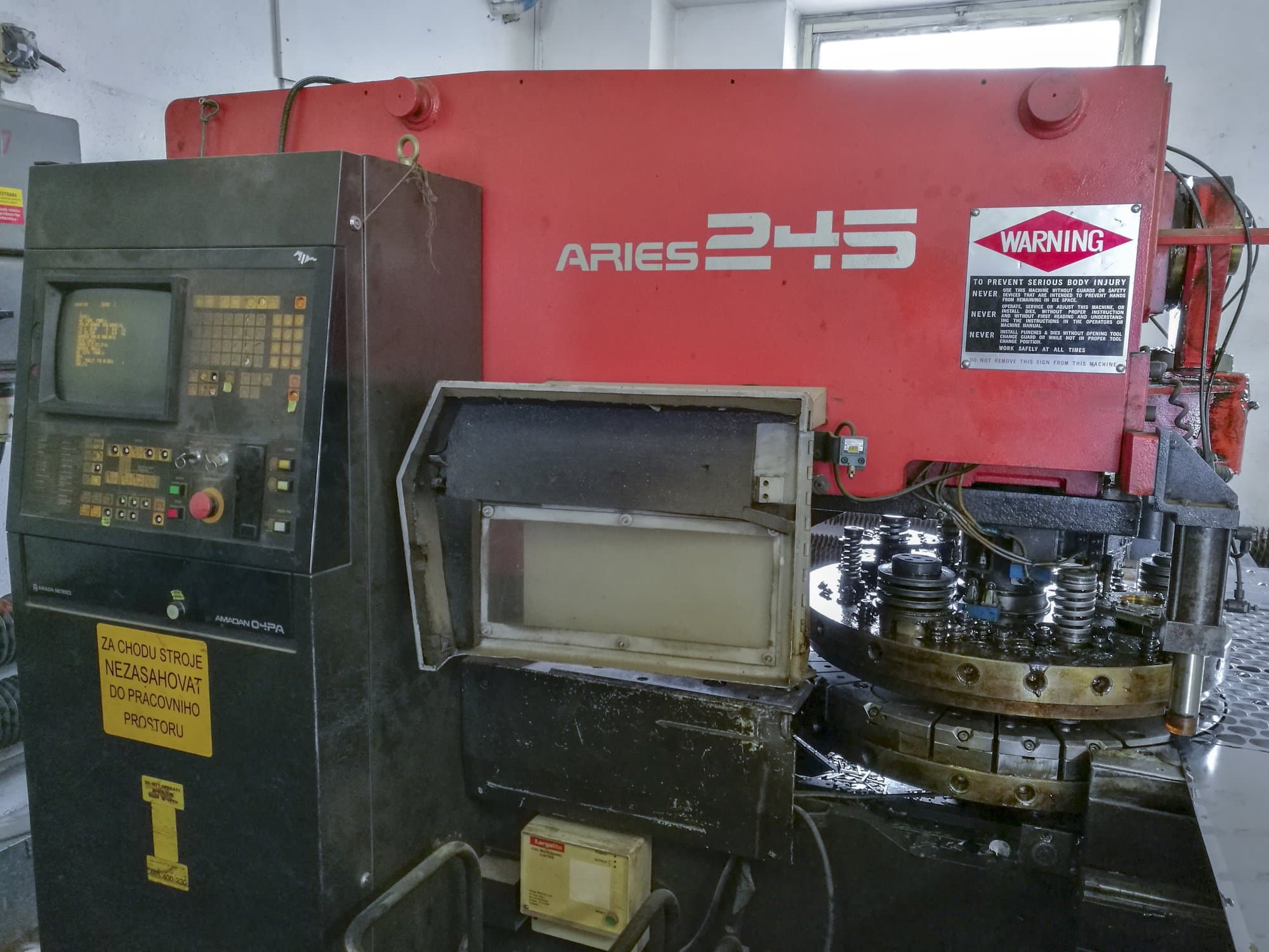 Frontansicht der AMADA ARIES 245 Maschine