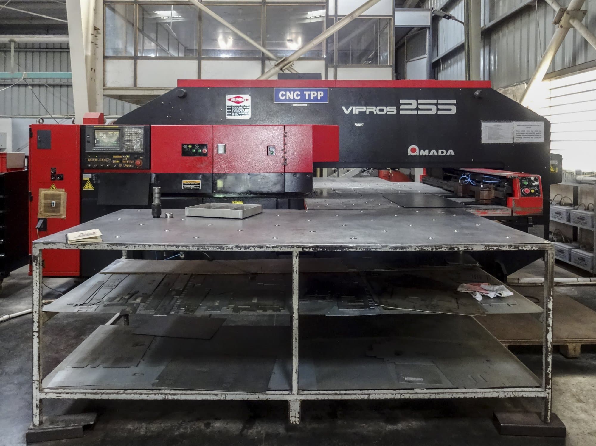 Vorderansicht der AMADA Vipros 255 Maschine