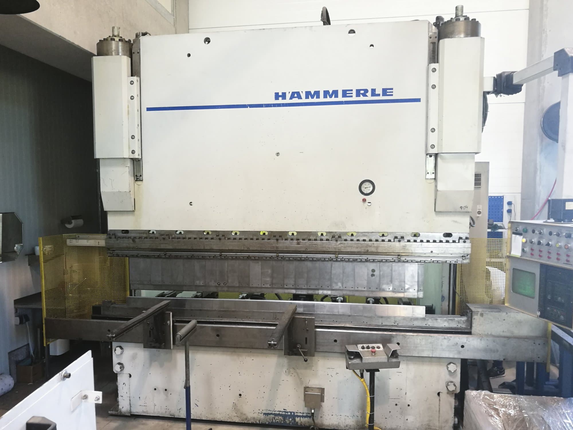 Frontansicht der HAEMMERLE AP200-3100 Maschine