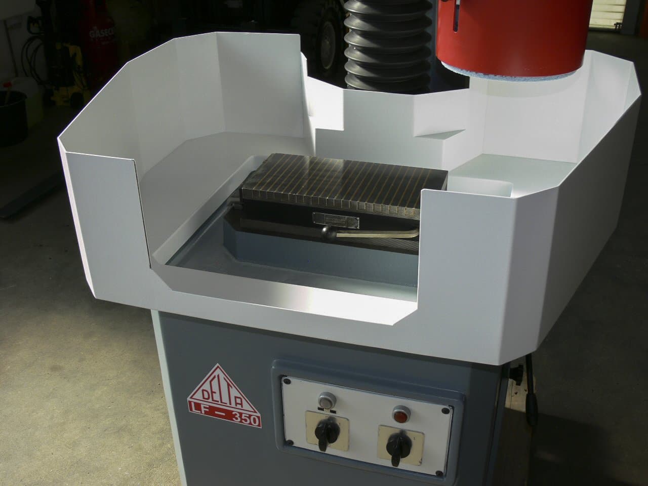 Frontansicht der DELTA LF-350 Maschine