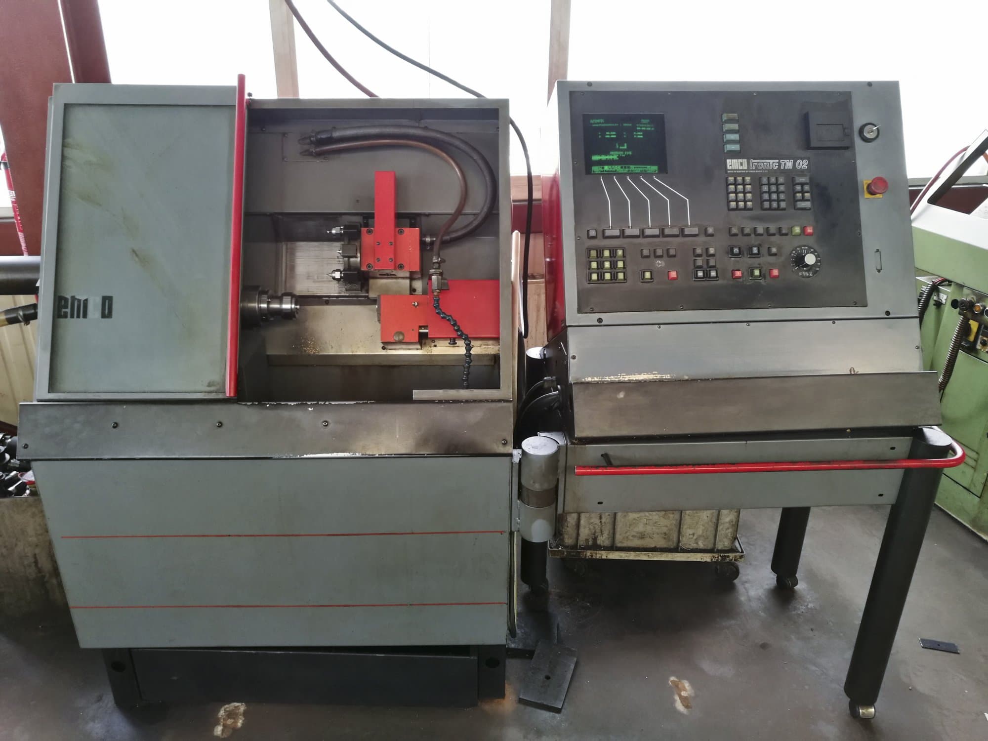 Frontansicht der EMCO Emcoturn 220 Maschine