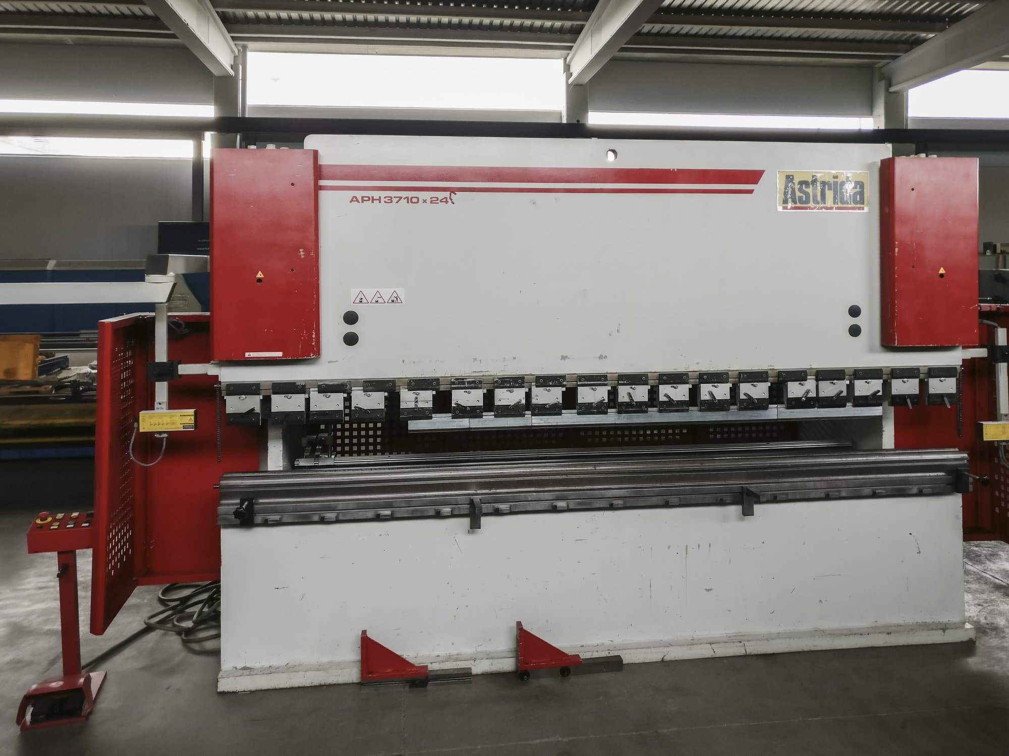 Frontansicht der ASTRIDA-BAYKAL APH 3710x240 Maschine