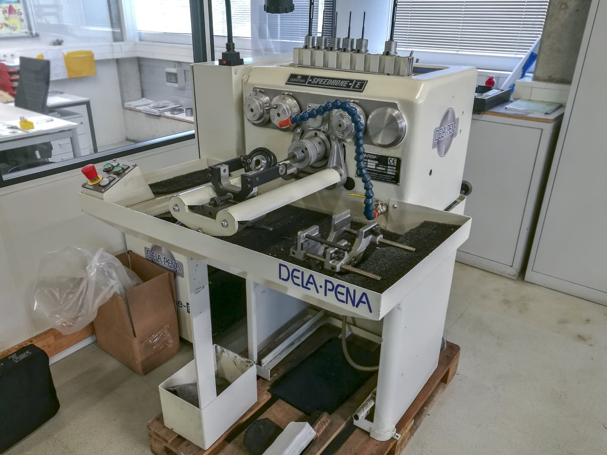 Rechte Ansicht der DELAPENA Speedhone EM Maschine