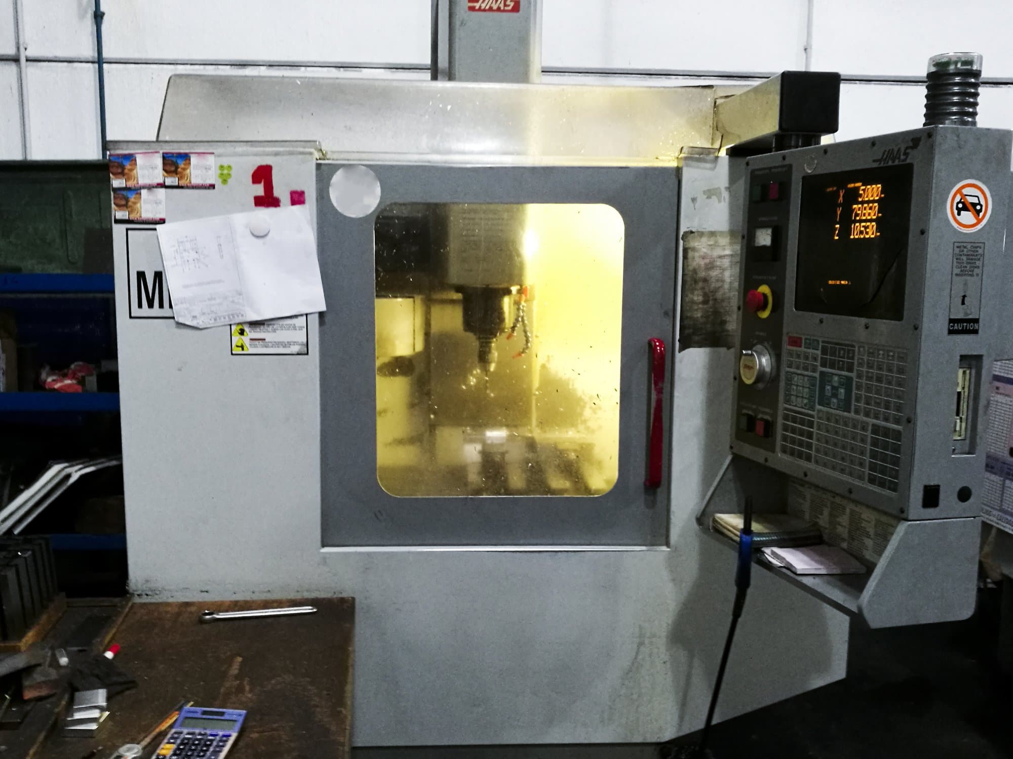 Rechte Ansicht der  HAAS Mini-Mill HE Maschine