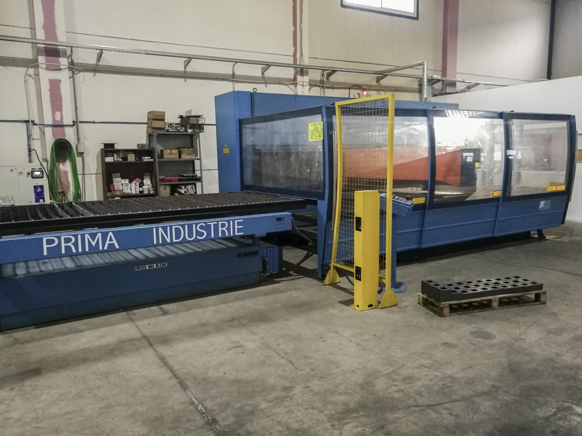 Rechte Seitenansicht der Prima Power Platino 1530 Maschine