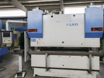 Frontansicht der LVD PPEB 80/25 CAD-CNC Maschine