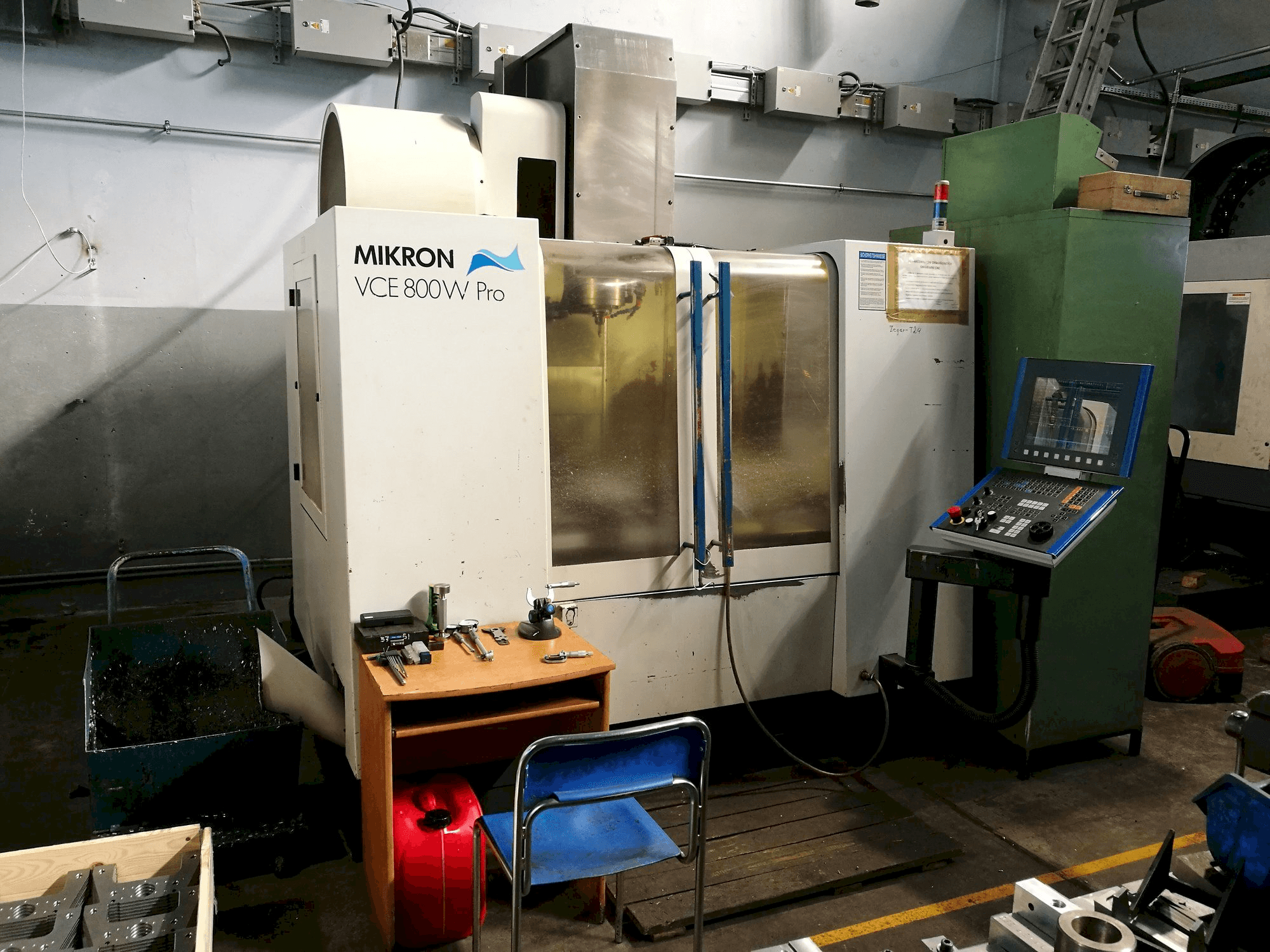 Frontansicht der MIKRON VCE 800W Pro Maschine