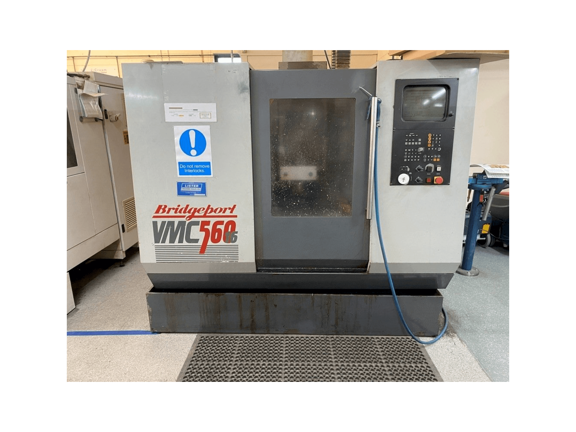 Frontansicht der Bridgeport VMC 560/16 Maschine