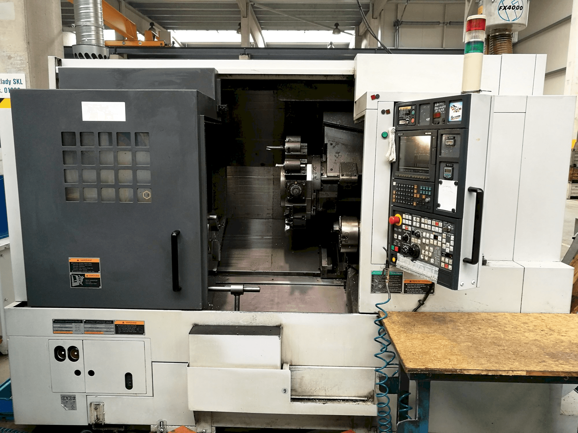 Frontansicht der MORI SEIKI NL 2500 SY/700 Maschine