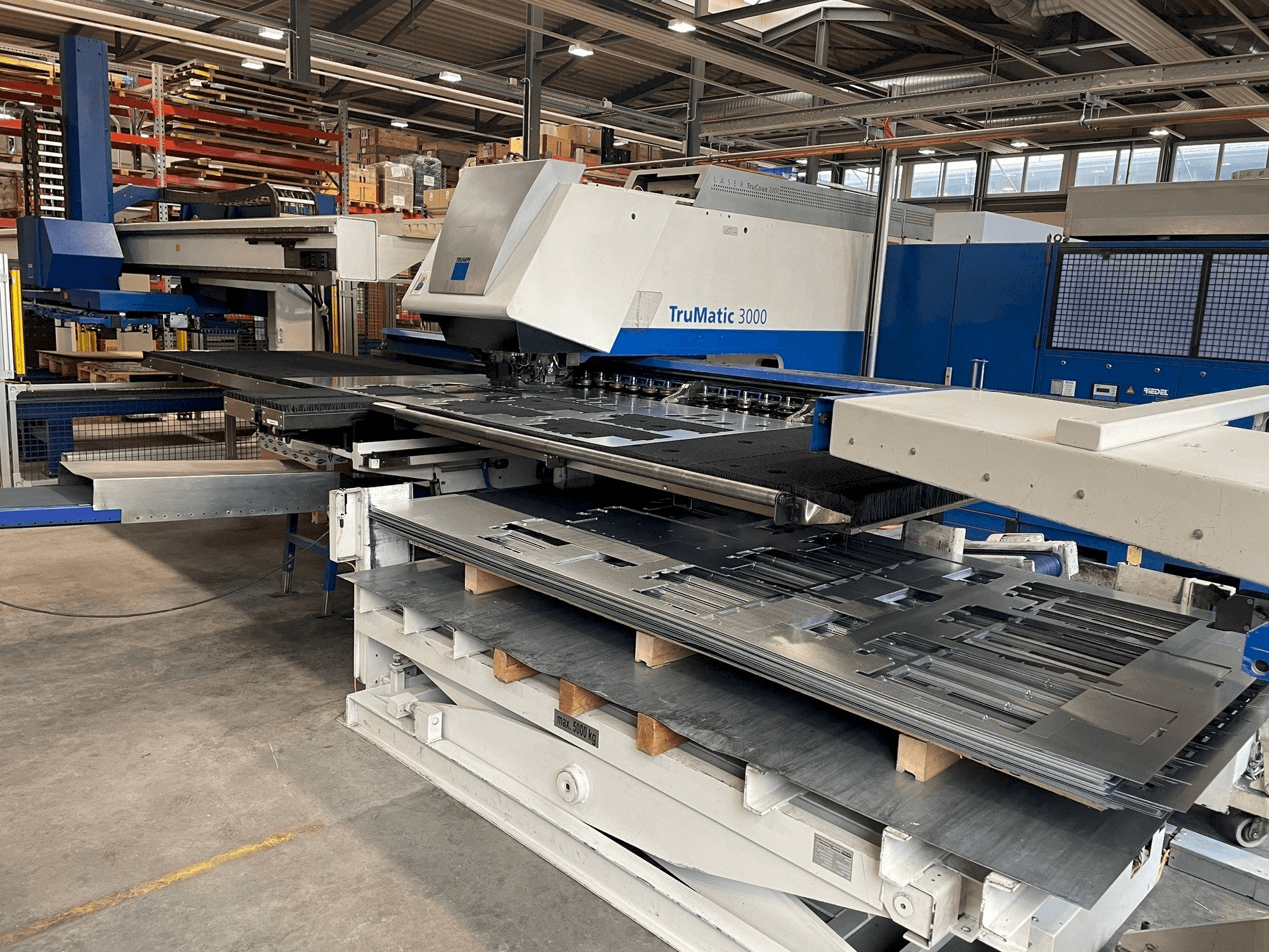 Frontansicht der TRUMPF Trumatic 3000 Maschine