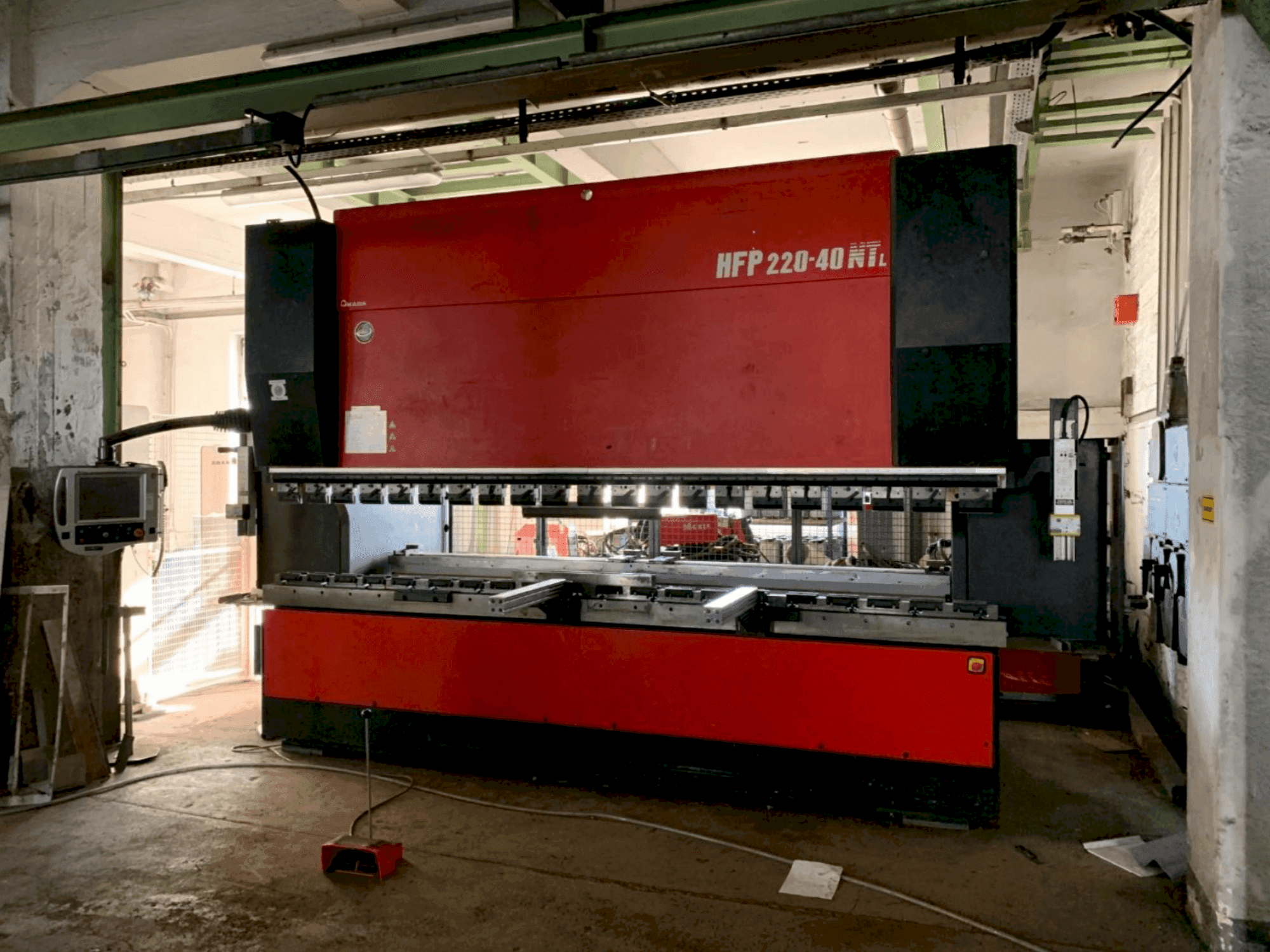 Frontansicht der AMADA HFP NT 220-4L Maschine