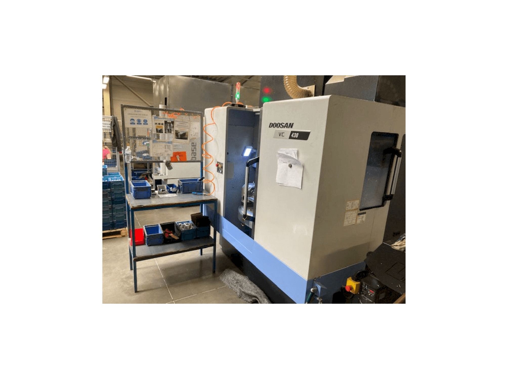 Frontansicht der Doosan VC 430 Maschine