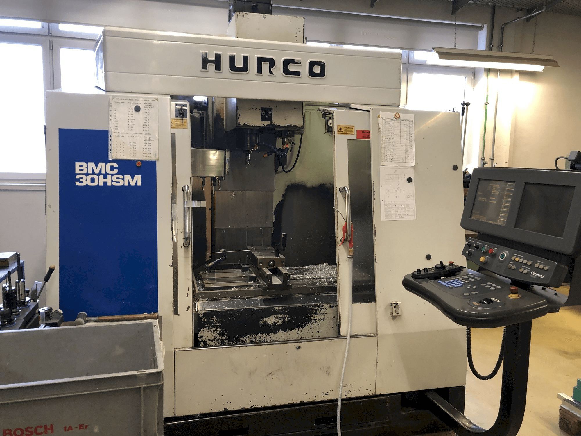 Frontansicht der Hurco BMC 30 HSM Maschine