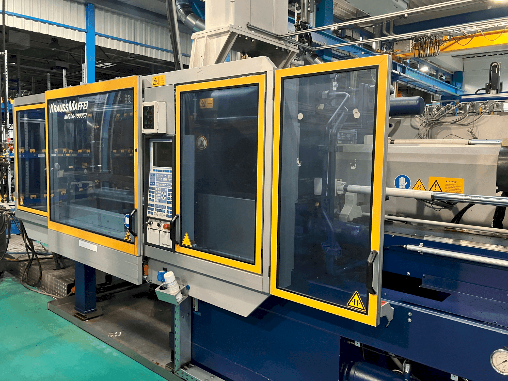 Frontansicht der Krauss Maffei 250-1900 C2 (2005) Maschine