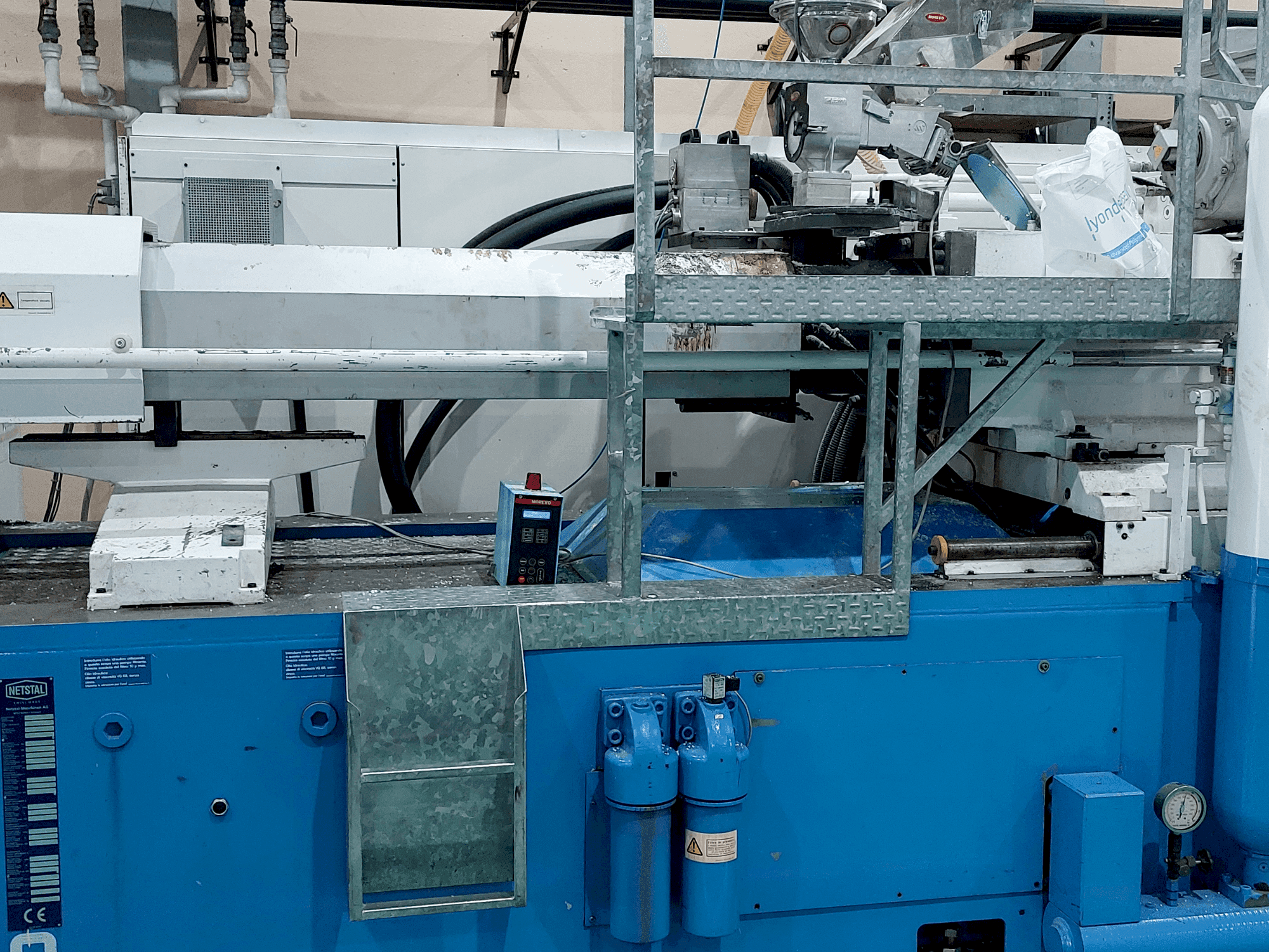 Frontansicht der Netstal S 6000-5500E Maschine