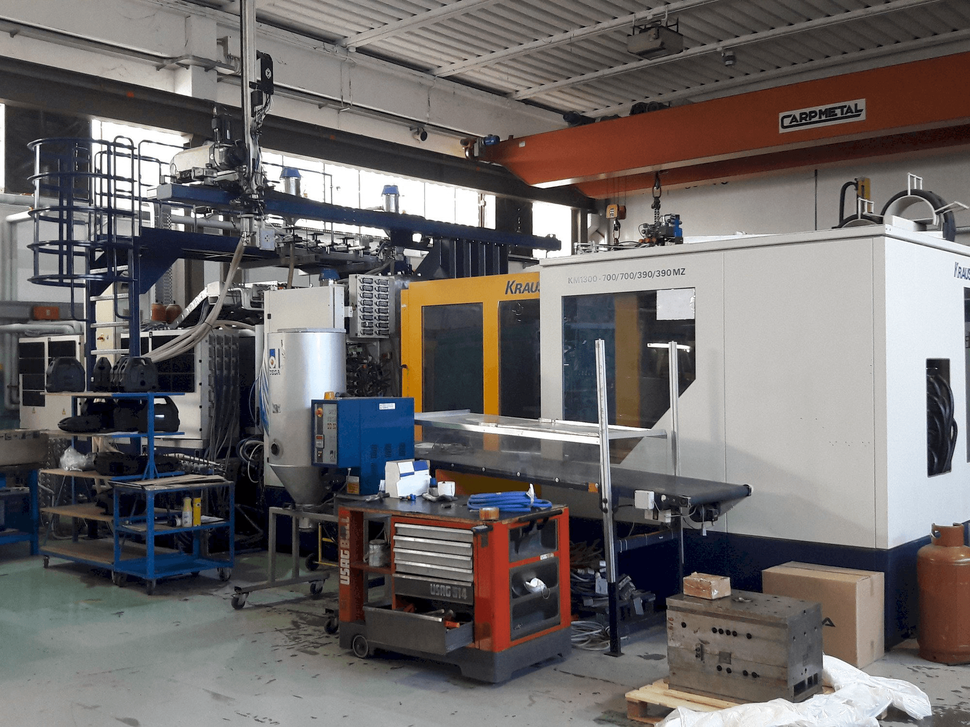 Frontansicht der Krauss Maffei 1300-700-700-390-390 MZ Maschine