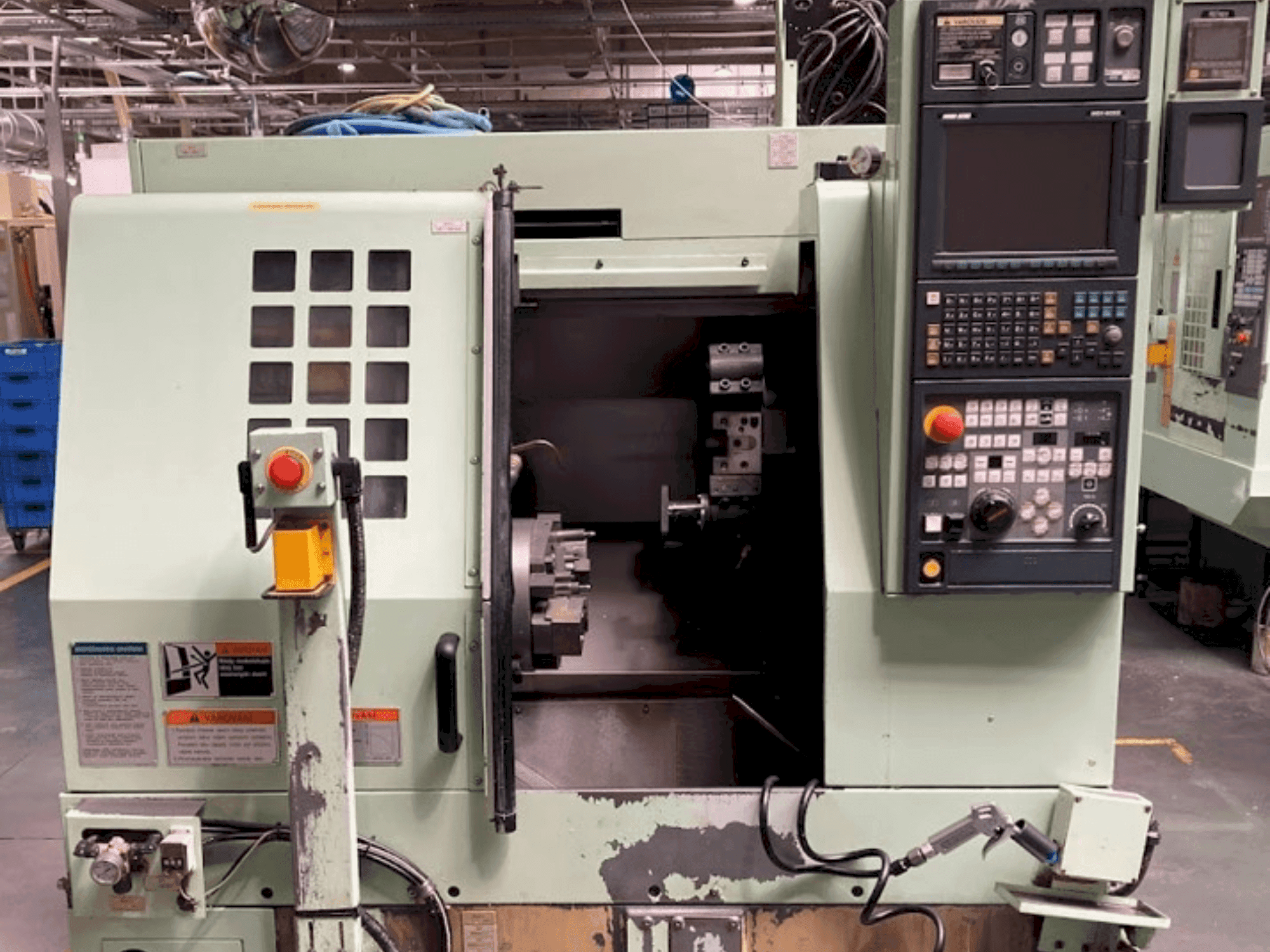 Frontansicht der MORI SEIKI CL2000B Maschine