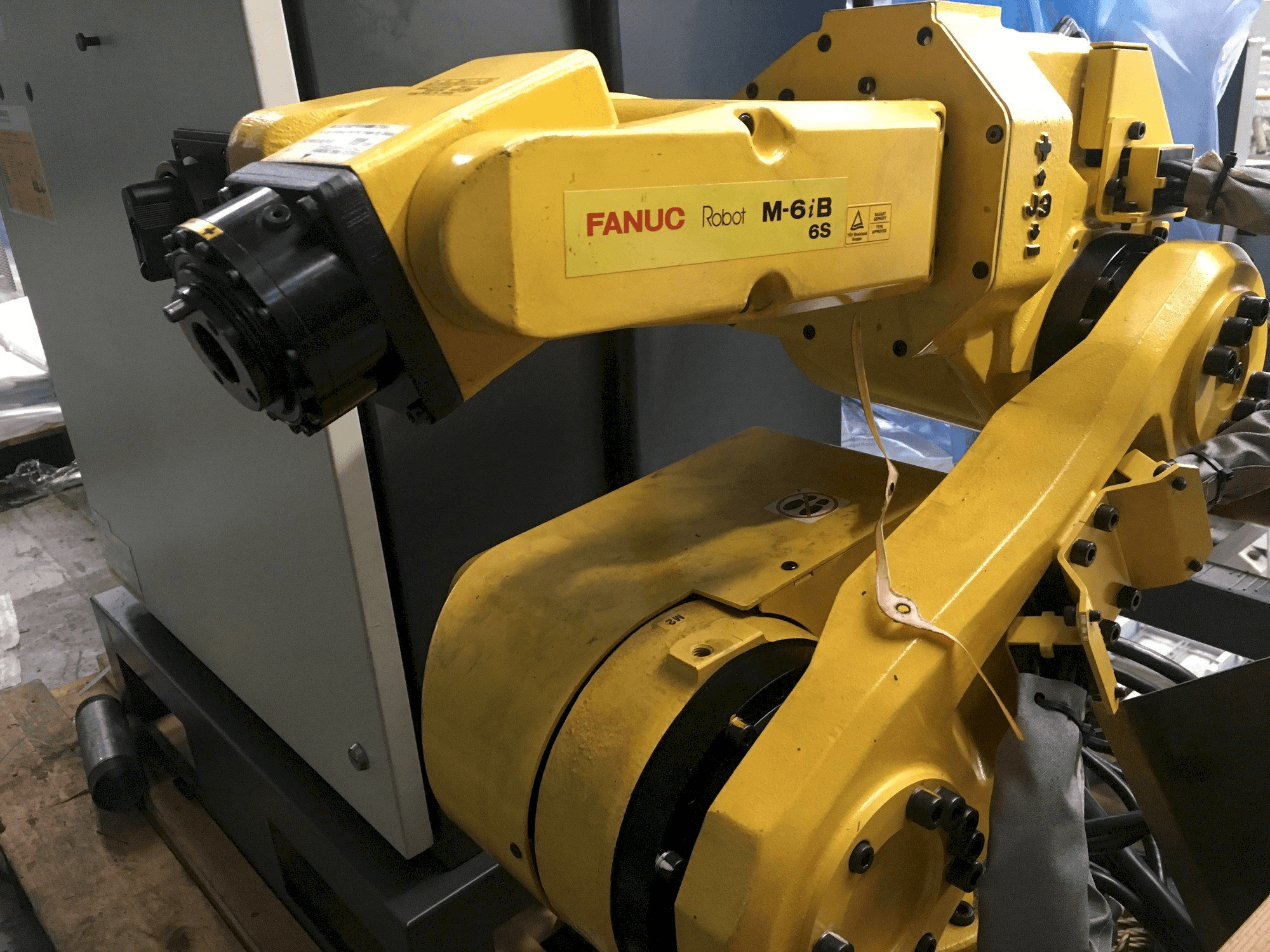 Frontansicht der FANUC M-6iB 6S Maschine