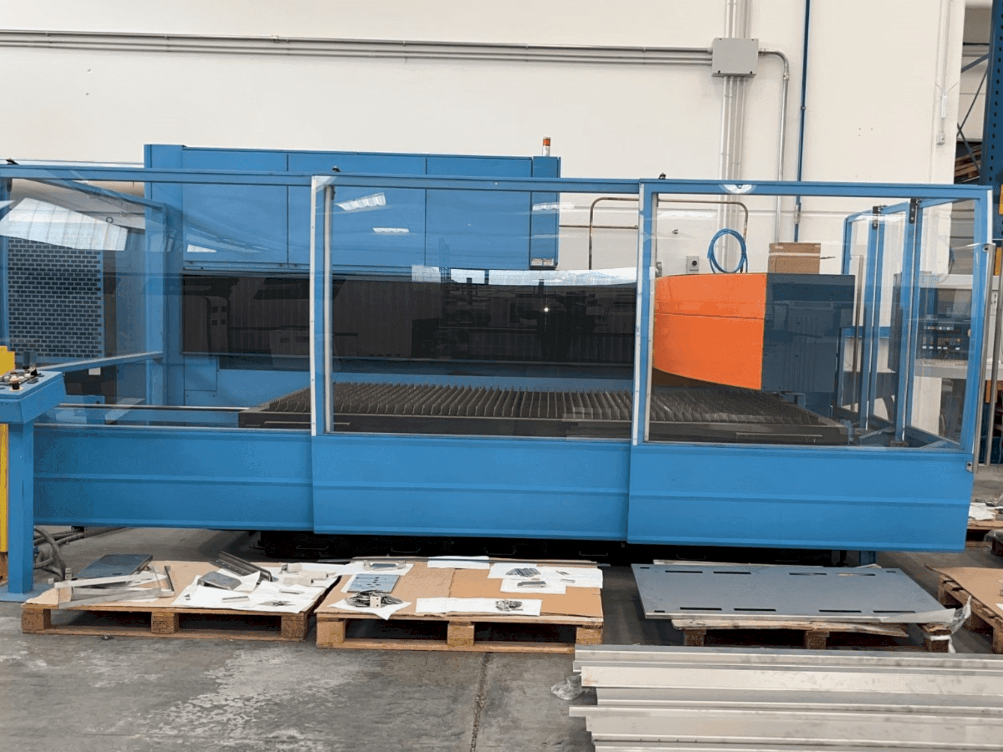 Frontansicht der Prima Industrie Platino 1530 PL 9000 Maschine