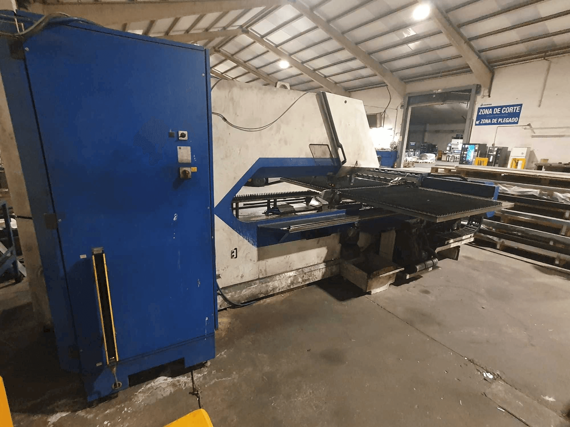 Frontansicht der TRUMPF Trumatic 2000R Maschine