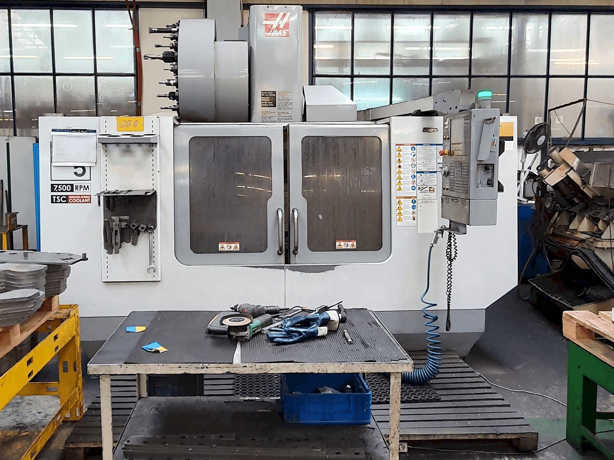 Frontansicht der HAAS VF-5 / 50HE Maschine
