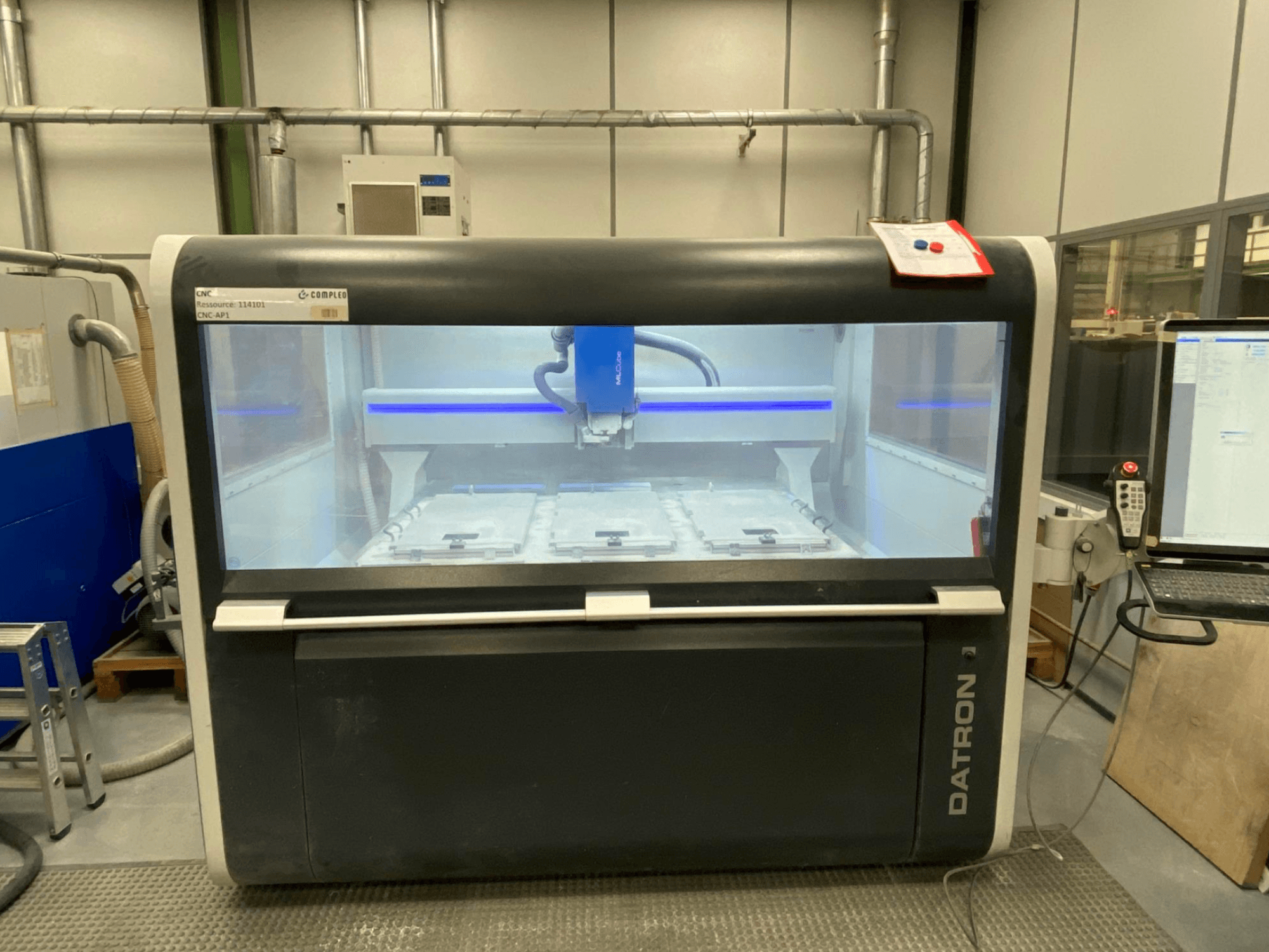 Datron MLCube B Vertikal-Bearbeitungszentrum, Vorderansicht, mit Blick auf das Maschineninnere und das Bedienfeld.