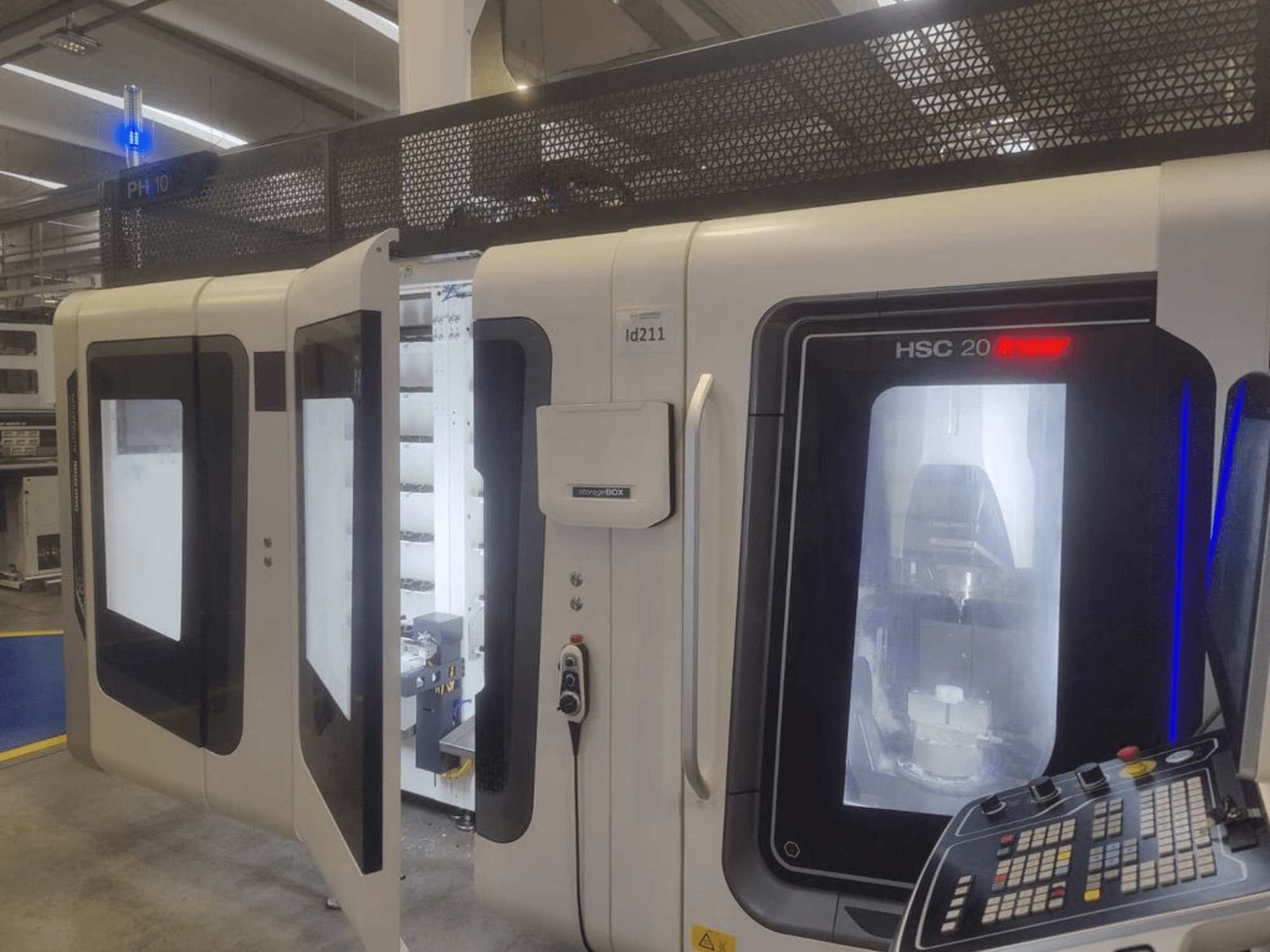 DMG MORI HSC 20 Vertikal-Bearbeitungszentrum, Vorderansicht, mit geöffneten Türen, die den Blick auf das Bearbeitungsinnere und das Bedienfeld freigeben.