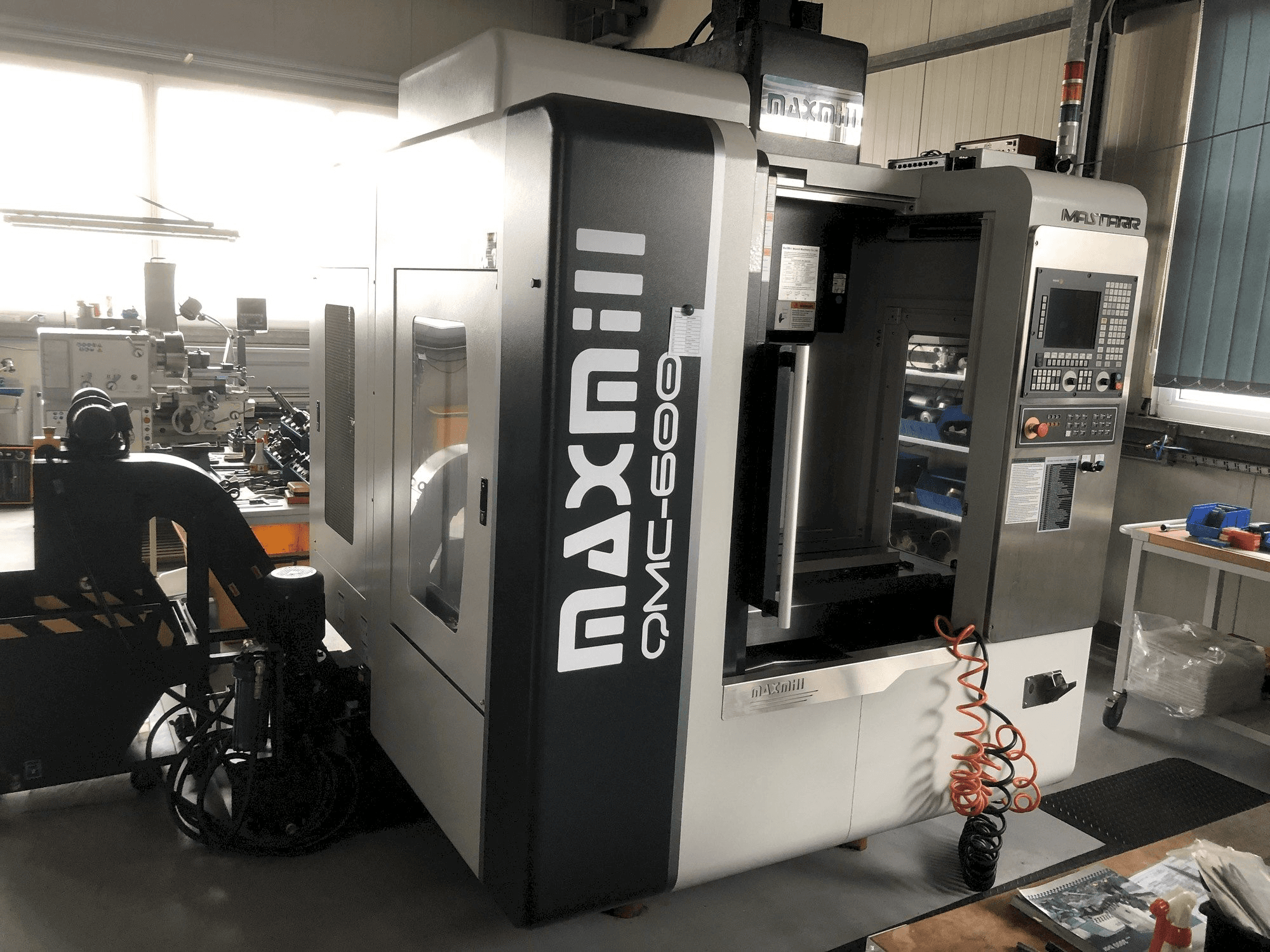 Frontansicht der MAXMILL QMC-600 Maschine