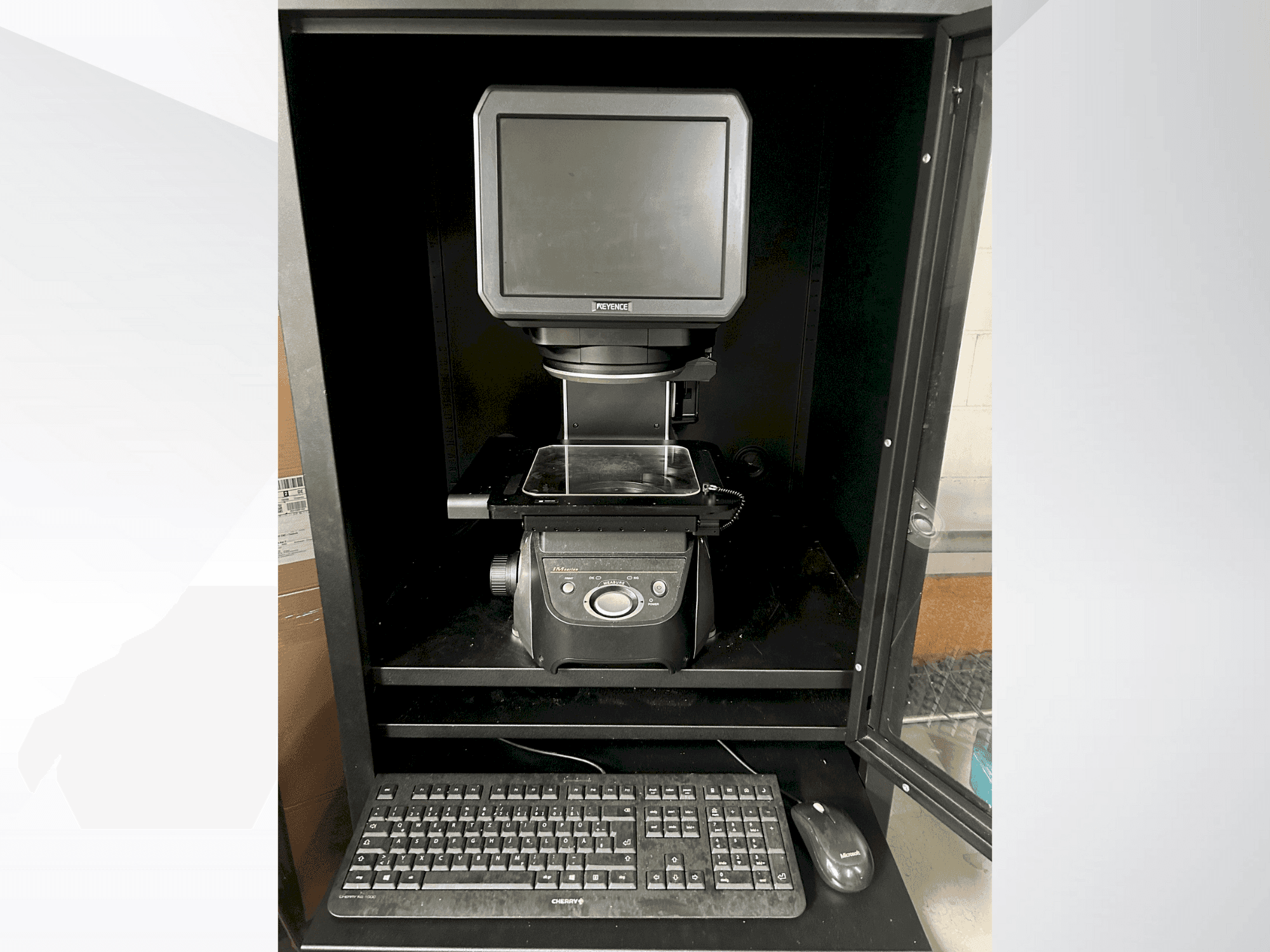 Frontansicht der KEYENCE IM 7020 Maschine