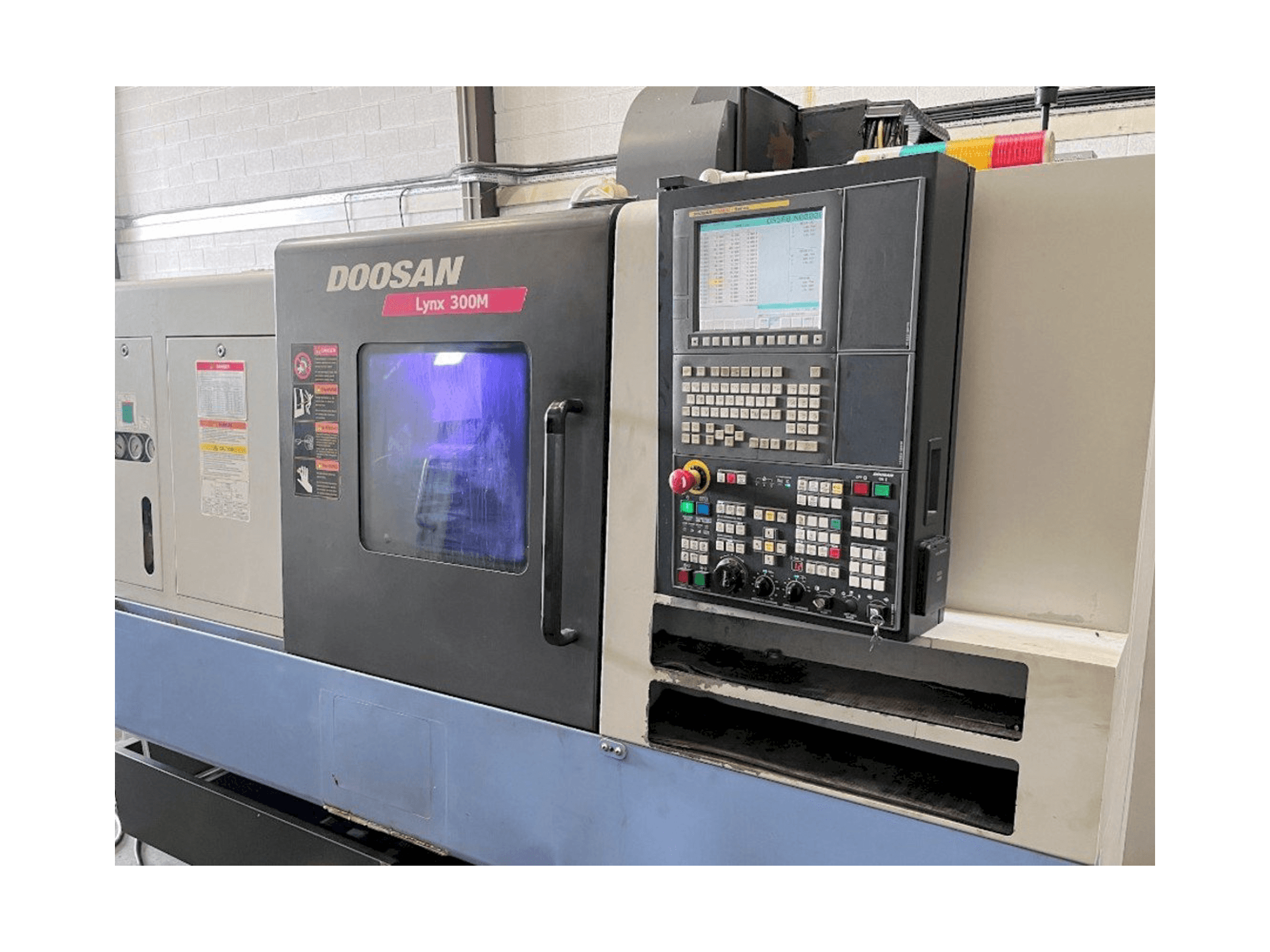 Frontansicht der Doosan Lynx 300M Maschine