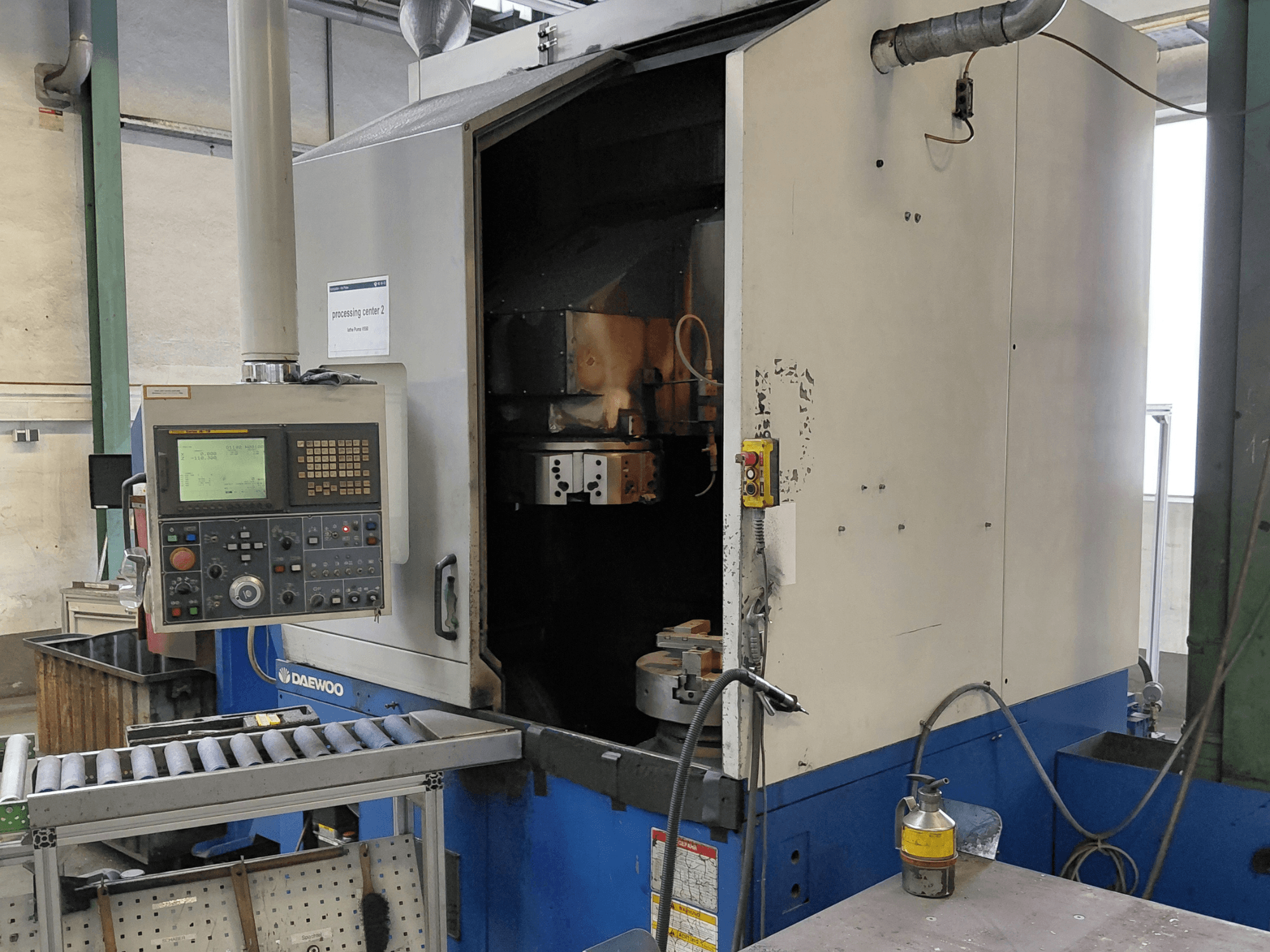 Daewoo Puma V550 Vertikaldrehmaschine, Vorderansicht mit Bedienfeld, Spindel und Kühlmittelanschluss.