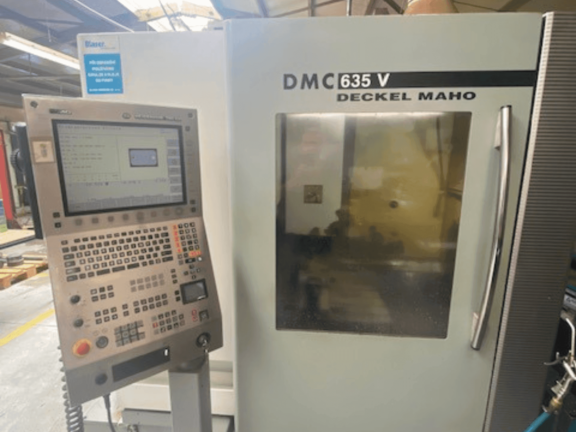 Frontansicht der DMG DECKEL MAHO DMC 635V Maschine