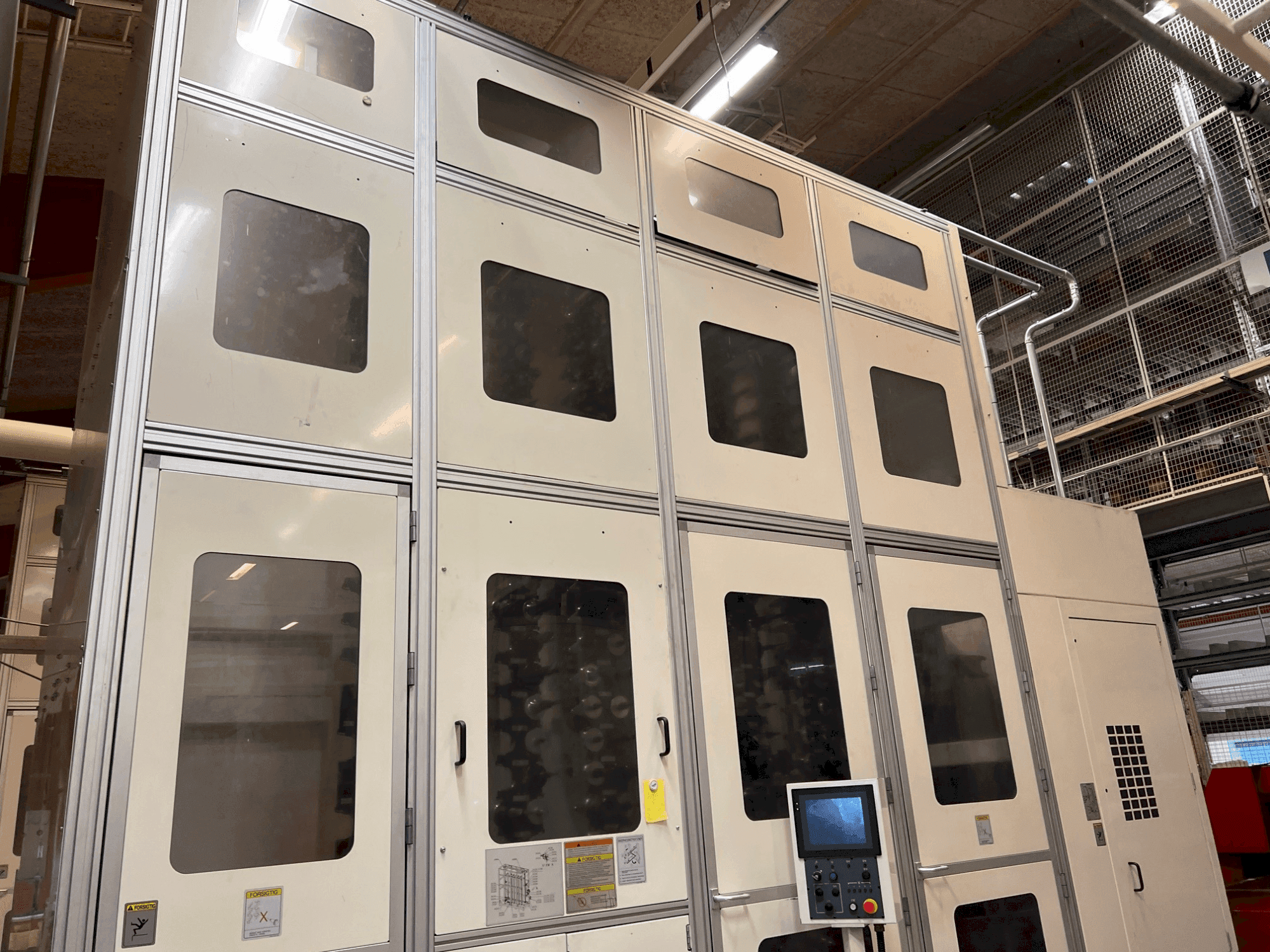 Linke Ansicht der Okuma MA-800H Maschine