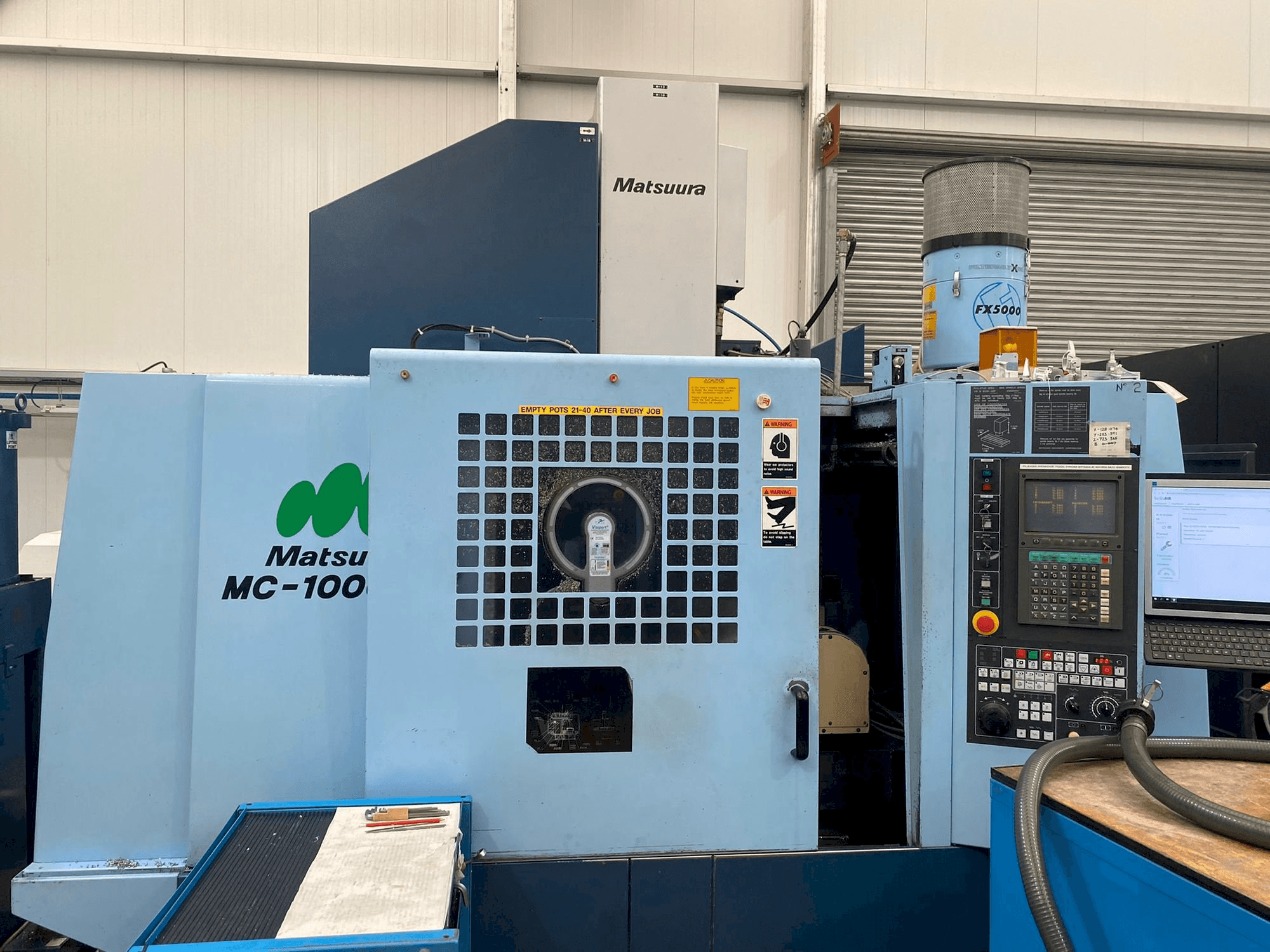 Frontansicht der Matsuura MC-1000 VGX Maschine