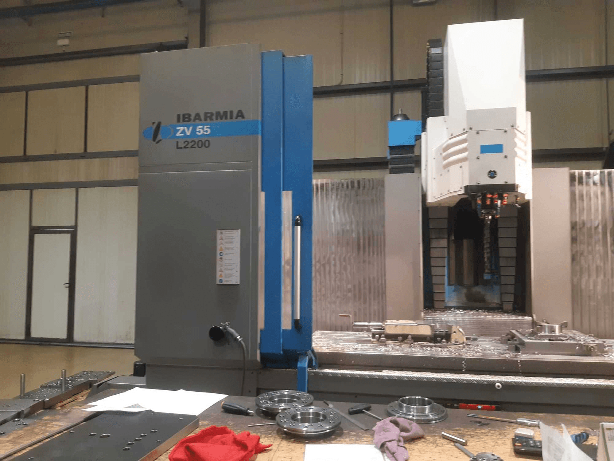 Frontansicht der IBARMIA ZV55 L2200 Maschine