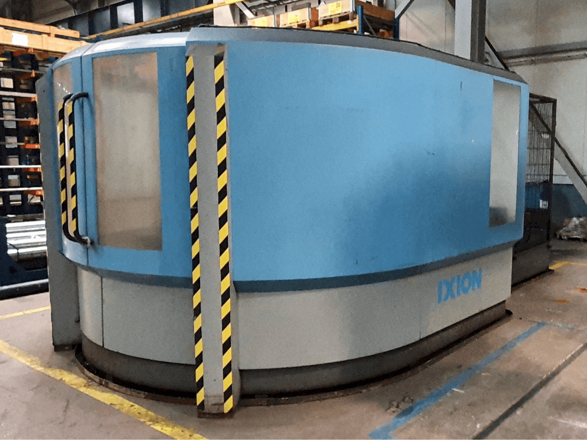 Frontansicht der IXION TL1004 Maschine