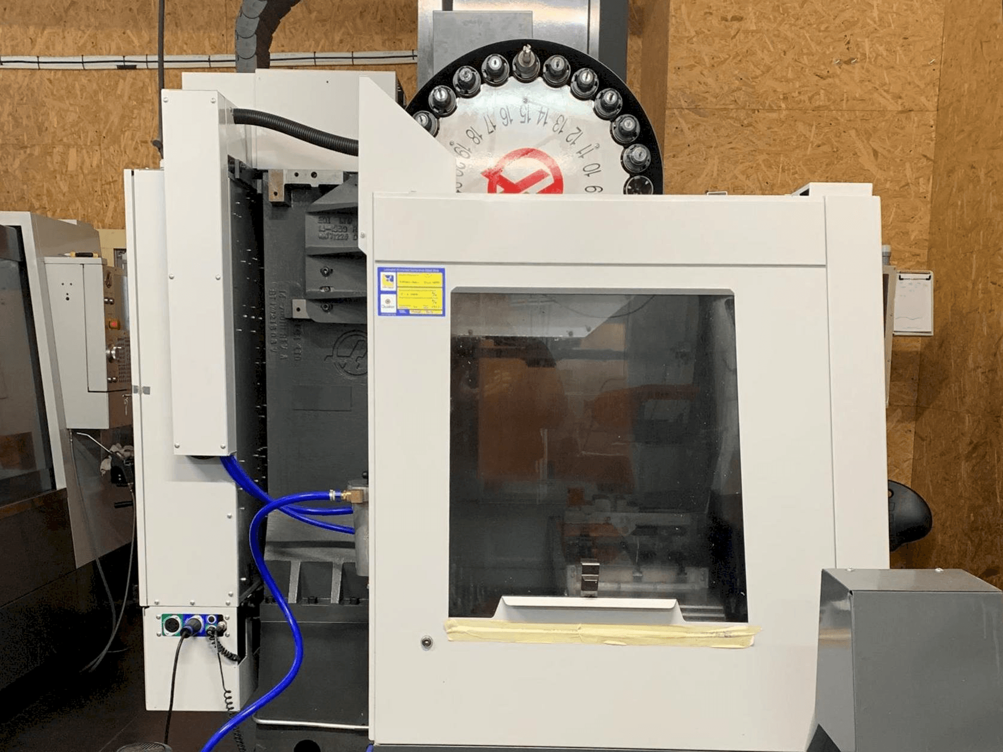 Frontansicht der HAAS VF-2EU Maschine