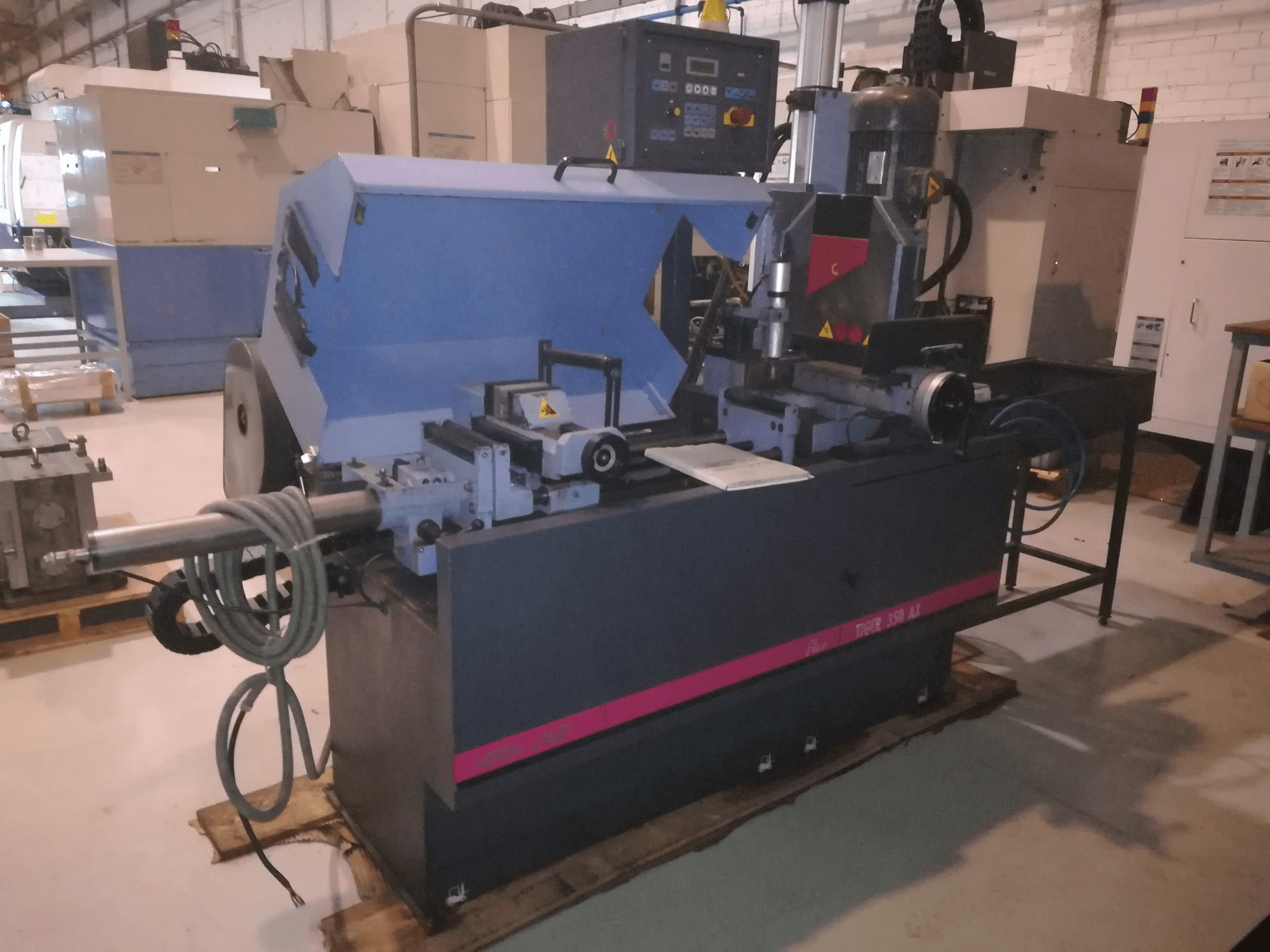 Frontansicht der MEP TIGER 350 AX Maschine