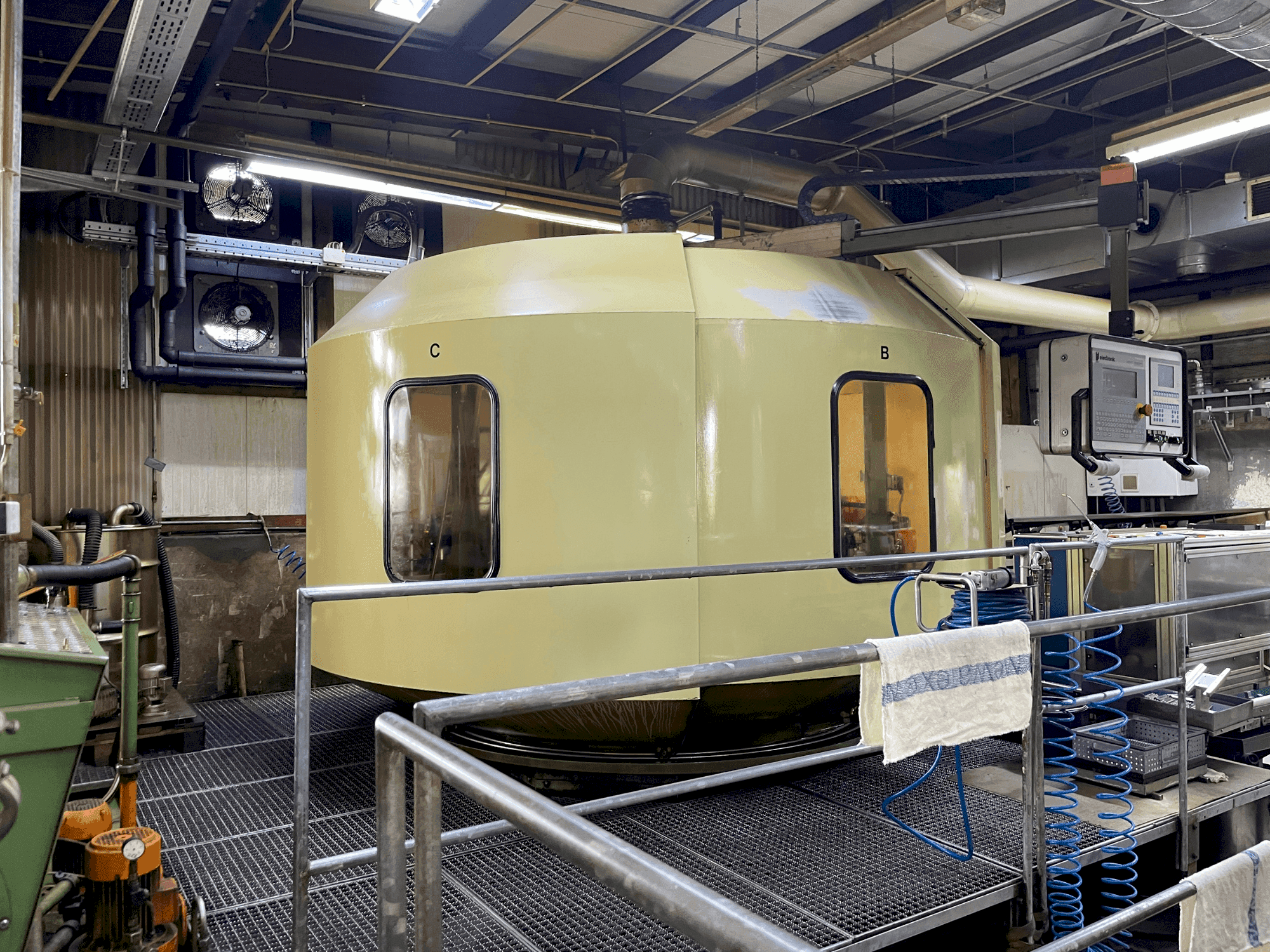 Front view of HUG RISMAT 157 G-16 F48 machine