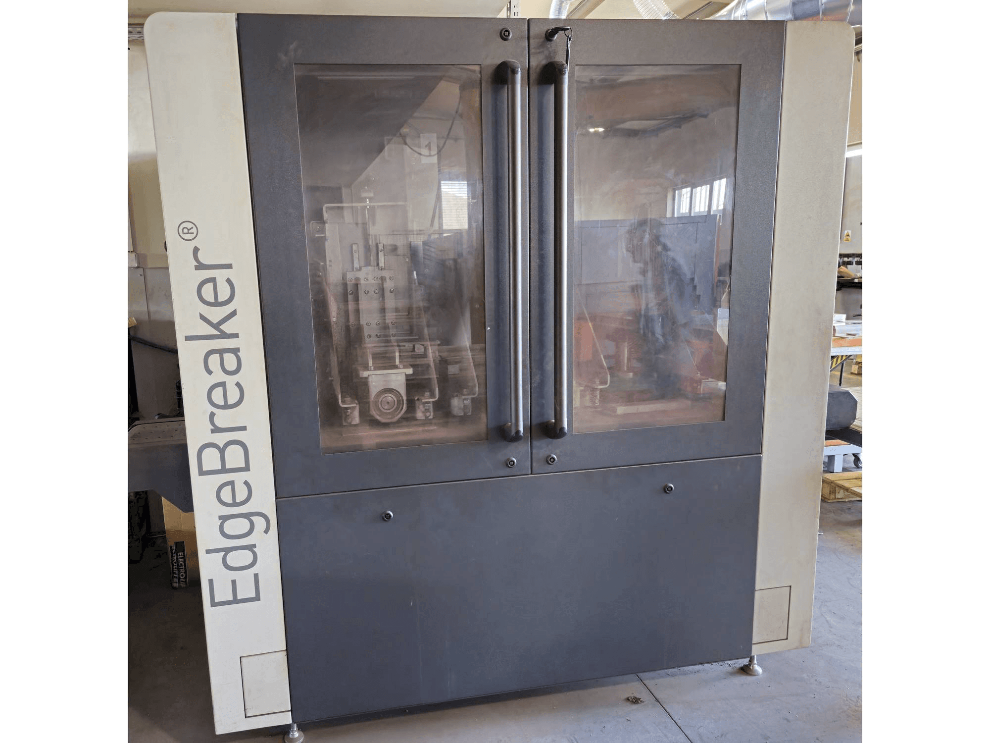 Frontansicht der ARKU EdgeBreaker 1000 Maschine