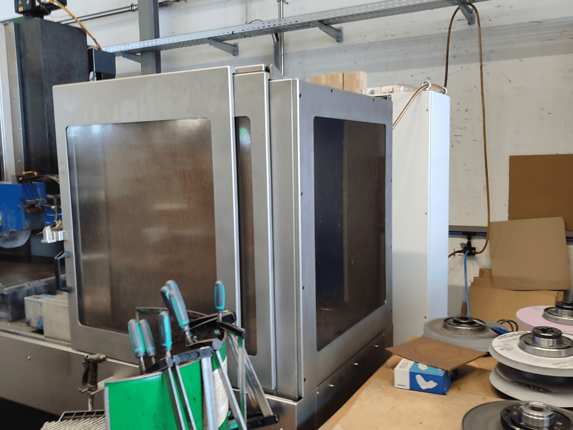 HEINZ STÖCKEL FD 1560 NC-T Flachschleifmaschine, Seitenansicht mit Metallgehäuse und Schleifkomponenten in Werkstattumgebung.