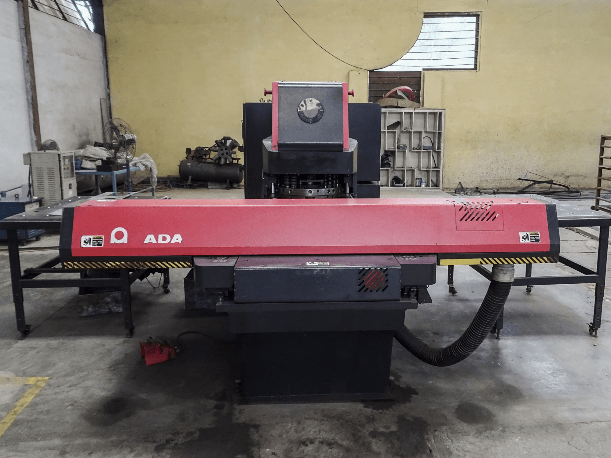 Frontansicht der AMADA ARIES 255 Maschine